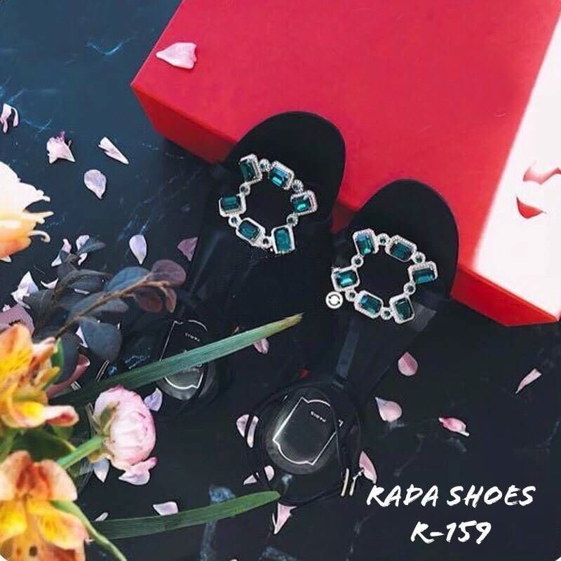 ใครรออยู่ ... ด่วน!!!เลยจ้า สวยถูกมาก... 2019 New Shoes ... รองเท้าโรเจอร์ เพชรเขียว รองเท้า พร้อมส่ง ... รองเท้าแบบใหม่ล่าสุด โรเจอร์เพชรเขียว แบบปังมาก กนะตอบรับใส่สวย สูง 3 นิ้ว งานรัดส้น สายตะข้อเกี่ยว ปรับระดับขนาดได้งานเพชรอลัง สวยสมัยใหม่จ้า