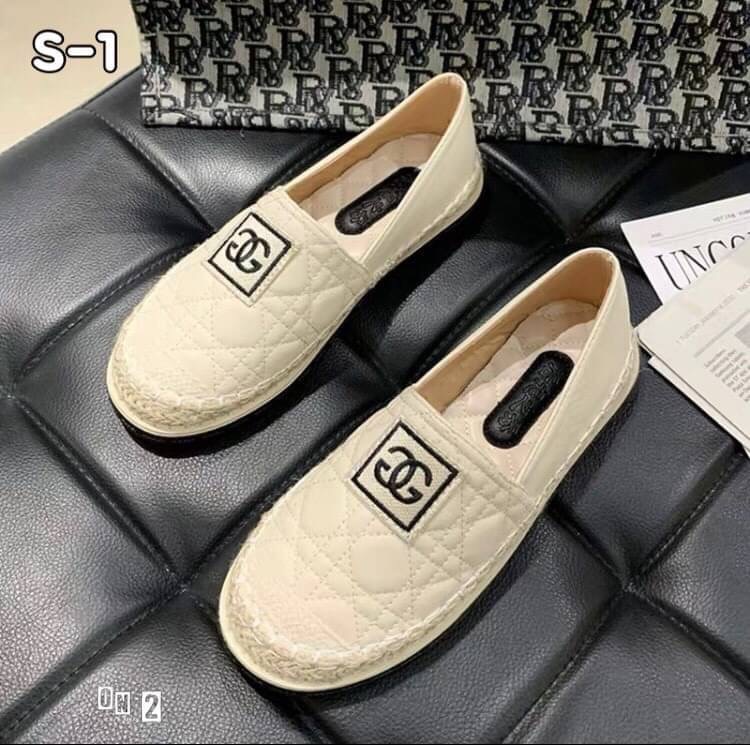 เข้าแล้วค่า รองเท้าคัชชูทรง CC espadrilles สุดปัง หนังปัง CC ไขว้หนังเย็บบุลาย หัวตัดสี ขอบเป็นปอถัก ทรงสวยค่ะทรงนี้ฮิตตลอดใส่ได้เรื่อยๆแมทช์กับชุดง่ายพร้อมส่ง 2 สีค่ะ งานดีคัดเกรดงานกล่อง