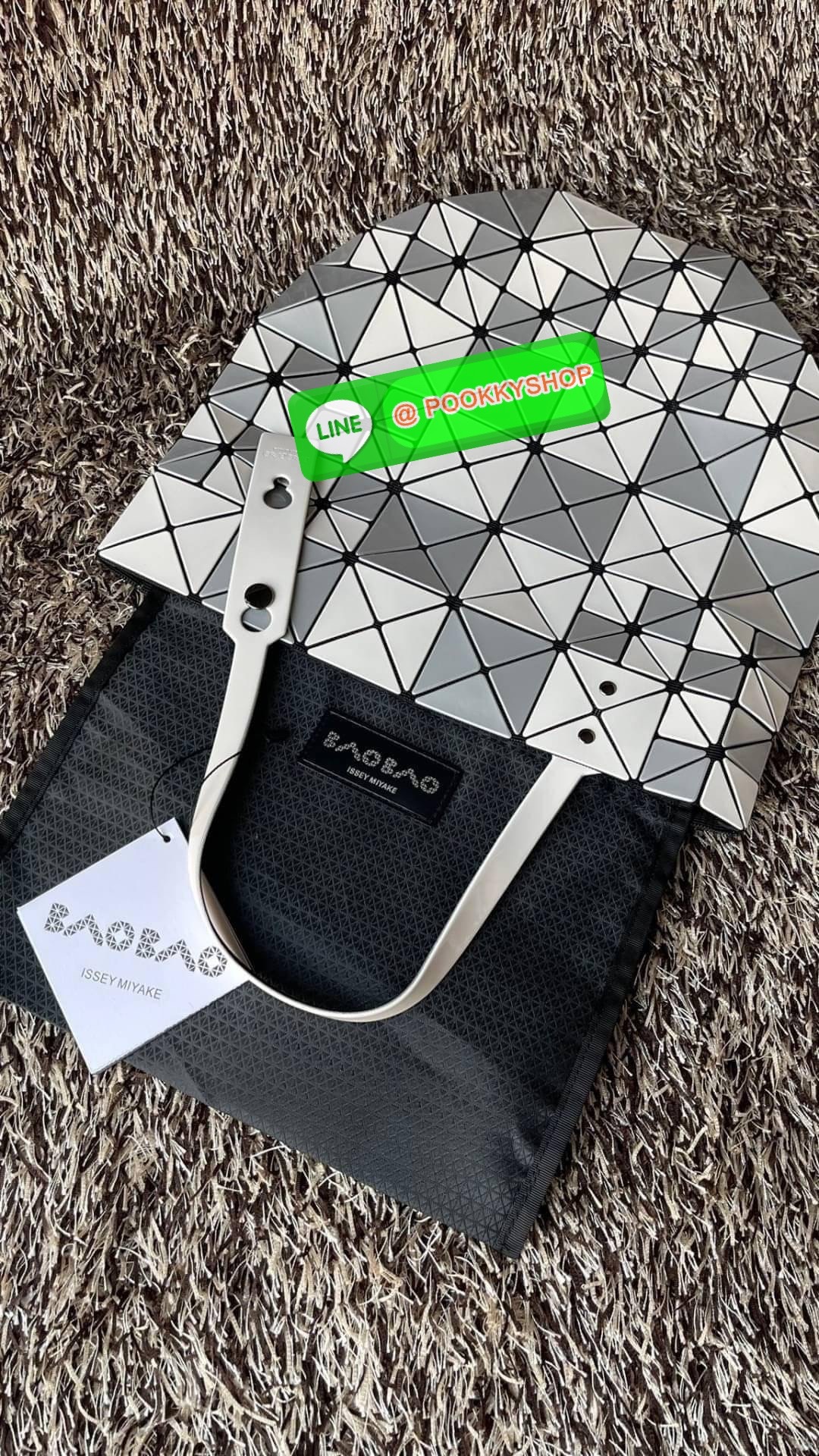 BAO BAO ISSEY MIYAKE ICHIMATSU TOTE BAG กระเป๋าโท้ทลาย ICHIMATSU (ลายตาหมากรุก) และลายธงตาหมากรุก ความแตกต่างระหว่างแสงและความมืดเชื่อมโยงกับการเคลื่อนไหวของชิ้นงาน ทำให้เกิดผลกระทบเมื่อรูปทรงของกระเป๋าเปลี่ยนไป การผสมผสานที่ลงตัวของชิ้นใหญ่และชิ้นเล็กช่ว