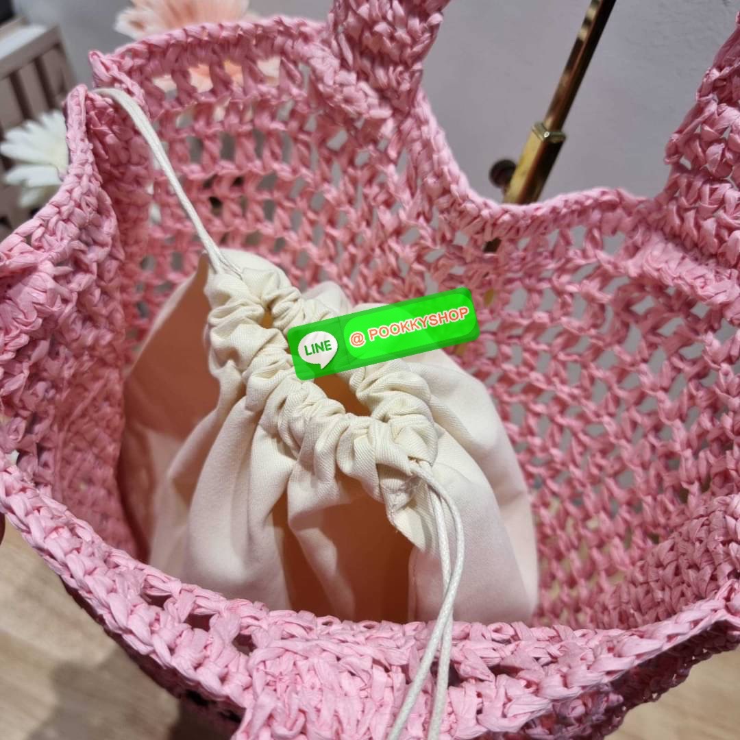 PRADA RAFFIA TOTE BAG สวยไม่ซ้ำใคร สไตล์บีช เหมาะมากกับการสะพายไปเที่ยวทะเล หรือจะใช้ในวันสบายๆก็ตอบโจทย์ กับกระเป๋าสะพายสานใบใหญ่ ตัวกระเป๋าเป็นวัสดุสังเคราห์จากธรรมชาติ สานทอเต็มใบออกมาเป็นลวดลายสวยงาม มีกระเป๋าซับในให้ สำหรับใส่ของเป็นสัดส่วน และรูดปาก