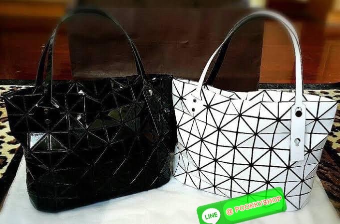 💕 Bao Bao Issey Miyake ROCK MATTE ซีรีส์นี้จะเป็นทรงสี่เหลี่ยมผืนผ้า มีซิปปิดด้านบน ถือเป็นรุ่นที่เหมาะกับการใช้งานในชีวิตประจำวัน สามารถพับมุมและบริเวณด้านล่างของกระเป๋าเพื่อเพิ่มความสะดวกสบายในการใช้งาน ทั้งยังช่วยให้วางกระเป๋าในแนวตั้งได้อีกด้ว