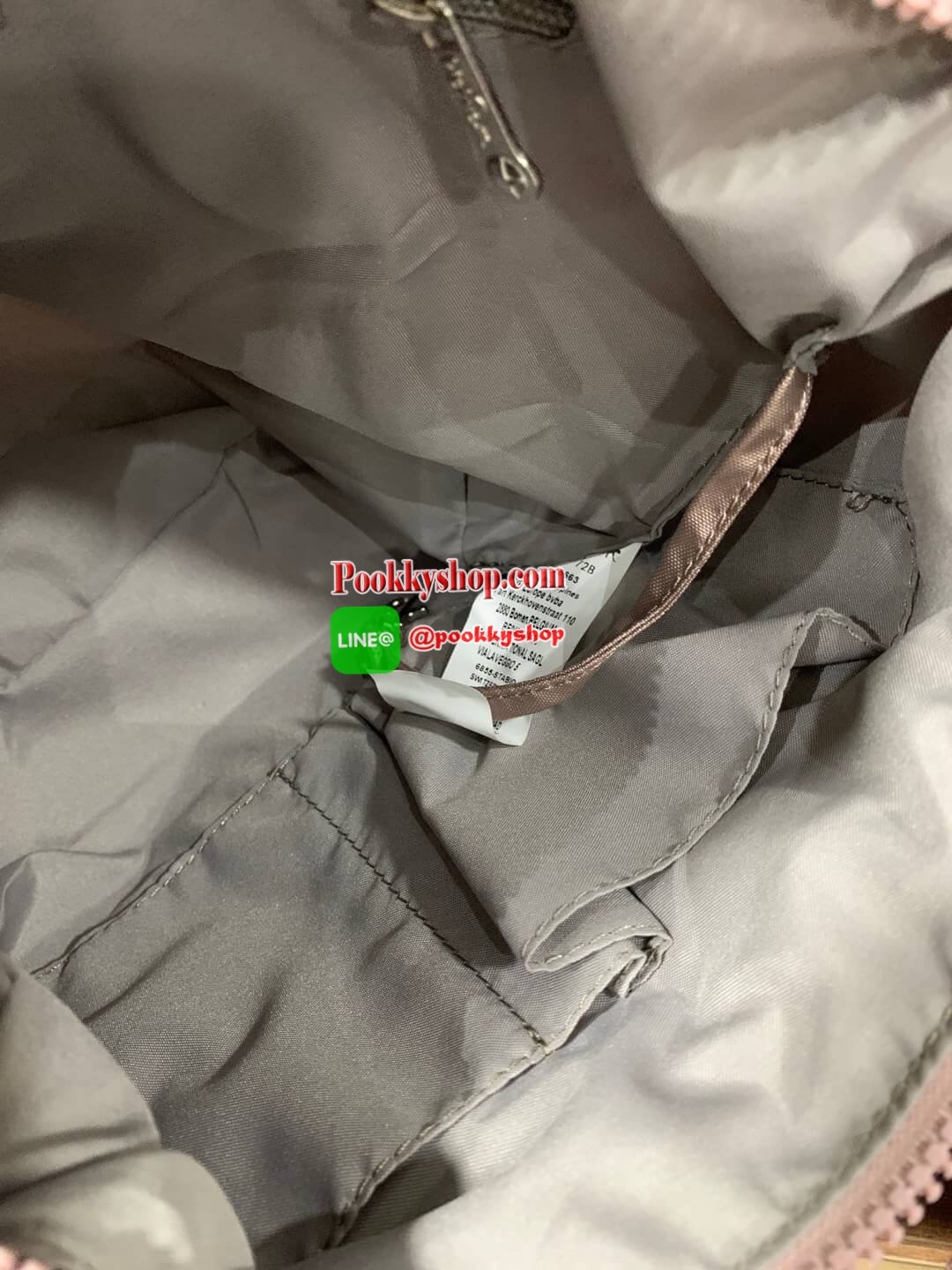 Kipling CAI Quilted Handbag with Extendable Strap อีกหนึ่งคอลเลคชั่นของMaydayมาในรูปแบบสะพายไหล่หรือสะพายข้าง มีช่องซิปใช้งานหลายช่อง ช่องใหญ่มีฐานกว้างสามารถจุของได้เยอะ ประดับพวงกุญแจเป็นเซ็ทของกระเป๋า สายสะพายปรับได้ฟรีไซส์ ขนาดกำลัง อีกหนึ่งรุ่นลิมิเต