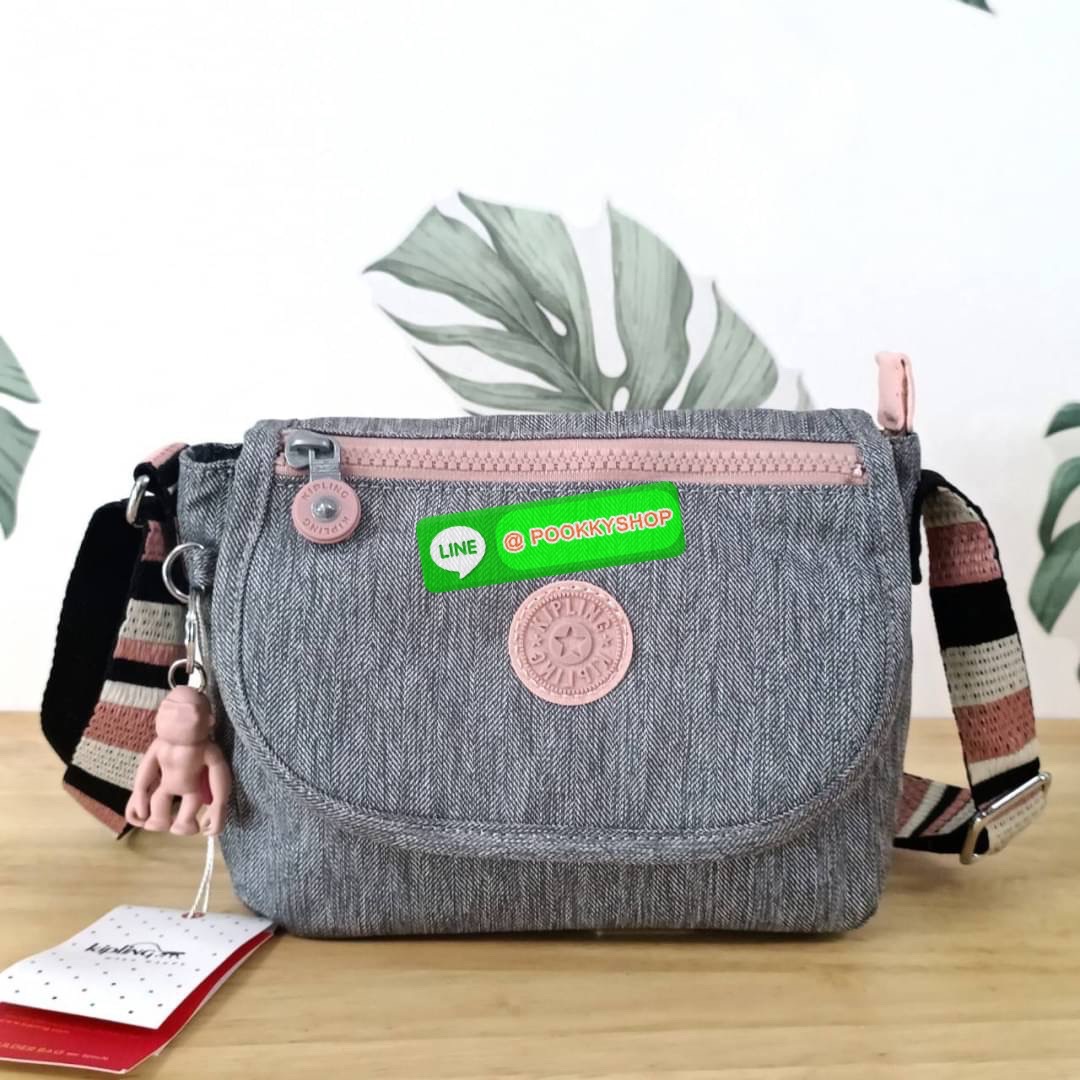 KIPLING SABIAN CROSSBODY MINI BAG กระเป๋าสะพายข้าง วัสดุ Nylon & Polyester 100% ขนาดเล็กกำลังน่ารัก เปิด-ปิดด้วยฝาปิดกระดุมแม่เหล็กและซิปแบรนด์ ด้านในมีแท็กแบรนด์