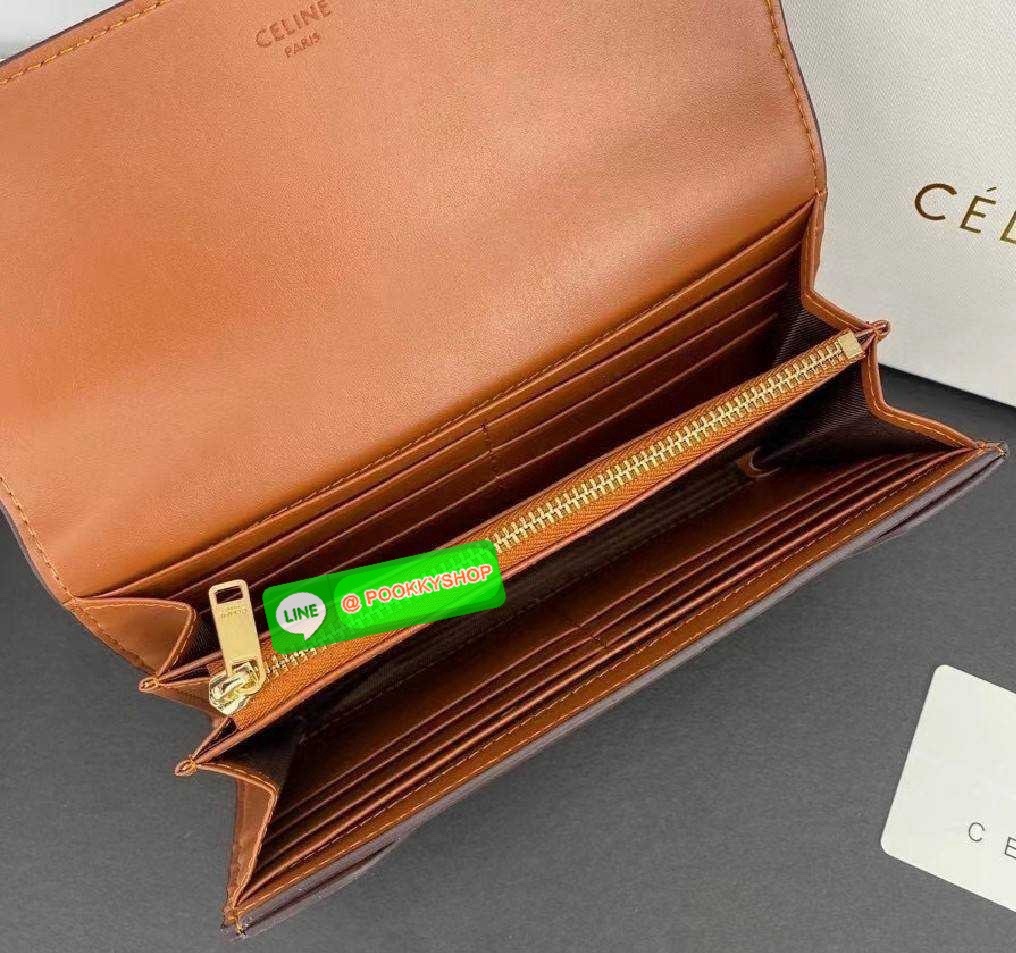 ✴️มาแล้วนะคะ! Don't Miss!✴️CELINE LONG WALLET BAG VIP GIFT WITH PURCHASE-GWP กระเป๋าพรีเมี่ยมกิ๊ฟ Limited จาก CELINE HAUTE PARFUME DUTYFREE COUNTER วัสดุ Triomphe Canvas หนังสวยอยู่ทรงปั้มโลโก้ด้านหน้าเปิดปิดฝาปิดกระดุม ภายในมีช่องใส่บั