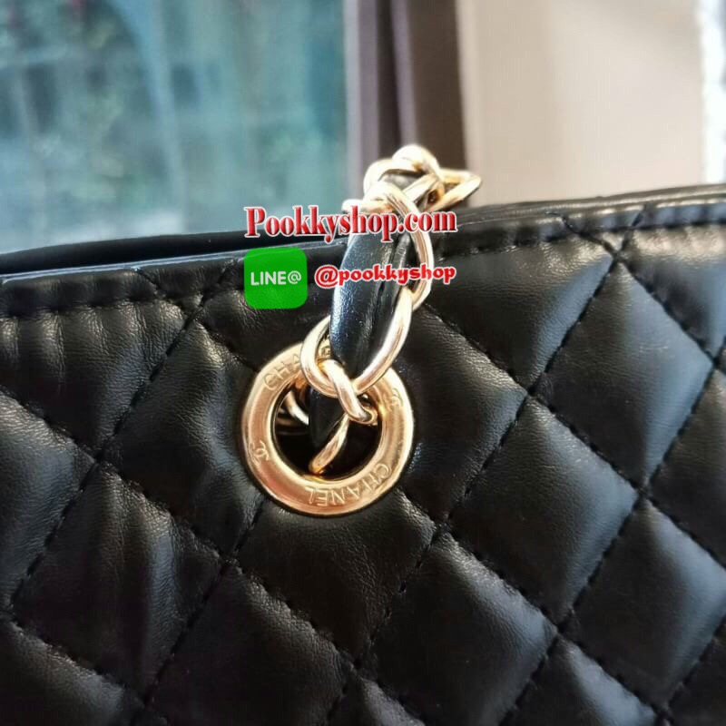 Must Have! Chanel Tote & Shopping Bag กระเป๋าสะพายทรง Shopping Bag พรีเมี่ยมกิ้ฟ Limited Edition ของแท้ 100% นำเข้าจาก Chanel Perfume Counter ใบใหญ่วัสดุหนัง PU ประดับโลโก้ CC สุดคลาสสิค ซับใน Polyester 100% เปิดปิดด้วยกระดุมแม่เหล็ก จุสุดๆ สามารถใส่เอกสา