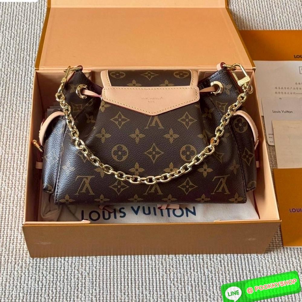 LV Odyssee bag Monogram Canvas กระเป๋าสะพายดีไซน์ใหม่งานหนังแคนวาสแท้ คอลเลกชันประจำฤดูกาล Pre-Fall 2025 ออกแบบมาเพื่อเชิดชูมรดกล้ำค่าที่สืบทอดจากรุ่นสู่รุ่น ดีไซน์ทันสมัยใช้งานได้ทุกวัน Monogram แคนวาสเป็นเอกลักษณ์ ยกระดับด้วยตัวล็อกสีทองและสายโซ่ตกแต่งแ