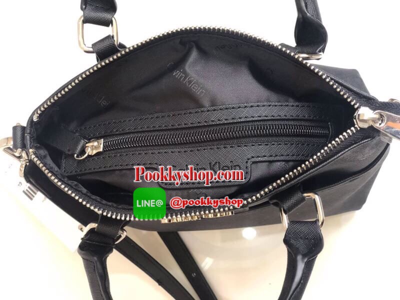 New arrival !!! Calvin Klein Crossbody Bag กระเป๋าถือหรือสะพายรุ่นยอดนิยม วัสดุ PVC คุณภาพดี น้ำหนักเบา ตัวกระเป๋าออกแบบลาย CK ทั้งใบ ด้านหน้าประดับด้วยโลโก้แบรนด์สุดหรู เปิด-ปิดกระเป๋าด้วยซิปสะดวกใช้ ด้านในโล่งกว้างมีช่องซิปและช่องเล็กสำหรับใส่ของ ใส่กระ