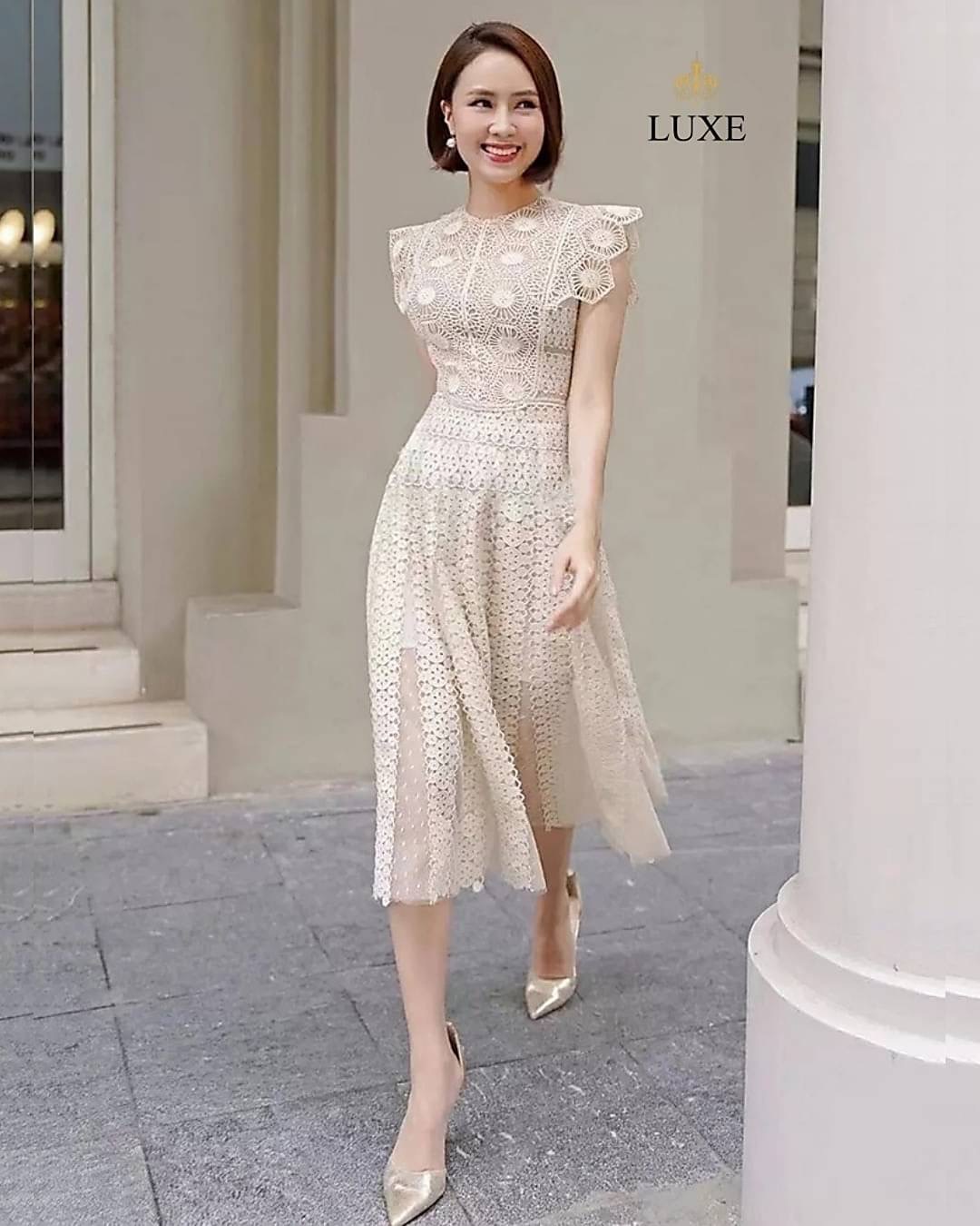 Guipure Lace Dress Label : LEA เดรสเสื้อคอกลมแขนกุด กระโปรงบานทรงเอยาวคลุมเข่า ทำจากลูกไม้โครเชต์เนื้อนุ่ม ทอลายสวยคมชัด แต่งสลับผ้าเน็ตซีทรู มีซิปซ่อนและซับในอย่างดี คัตติ้งเนี้ยบ เรียบหรูดูดีค่ะ