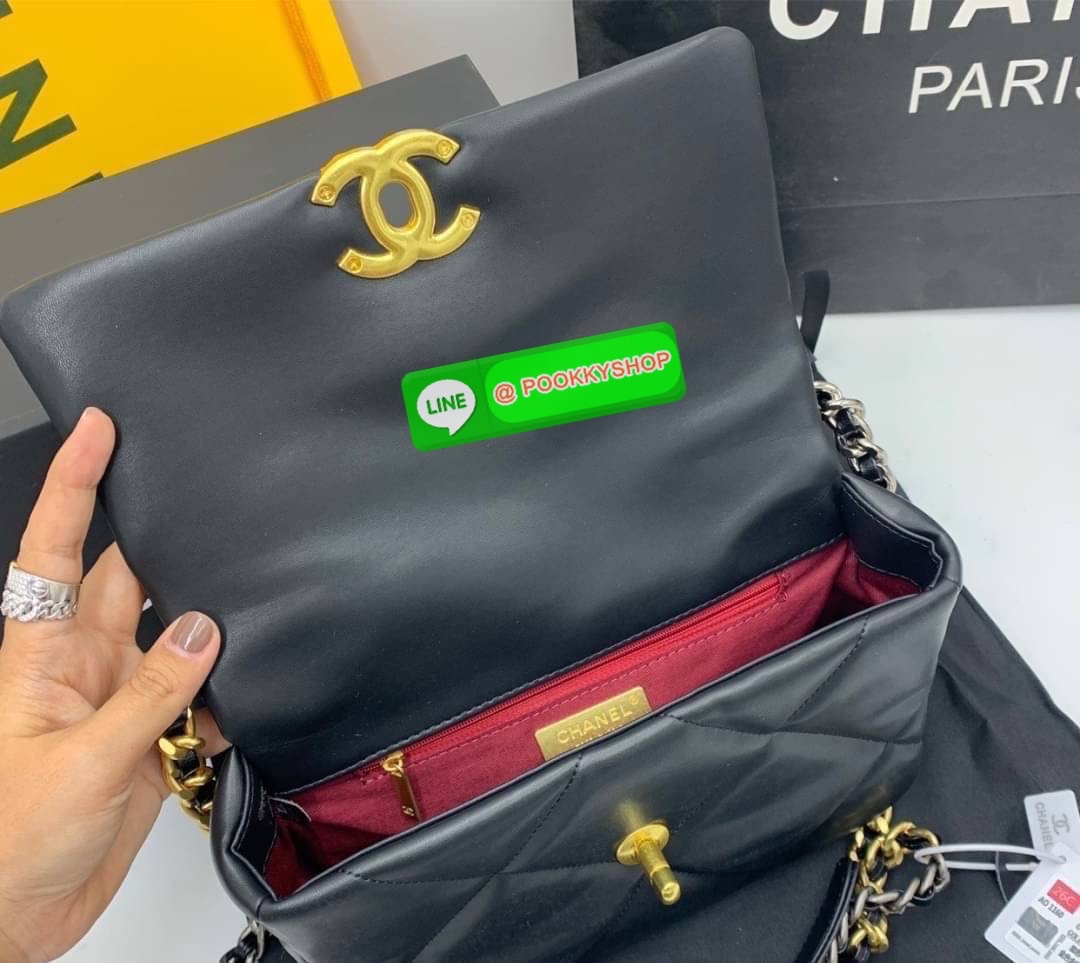 CHANEL MAXI HANDBAG RESTOCK!! ตอบรับคำเรียกร้องอย่างท้วมท้น!! พรีเมี่ยมกิ๊ฟจากแบรนด์ Chanel รุ่นตามล่าพลิกแผ่นดิน กระเป๋าถือ/สะพาย หนังแกะที่นิ่มสุดพลัง!! ลายตารางสวยคม โลโก้ลายโซ่สอดหนังเด่นชัด เปิด-ปิดกระเป๋าด้วยตัวบิดล็อค อะไหล่ทองหรูหรา มีระดับ!! ดีไซ