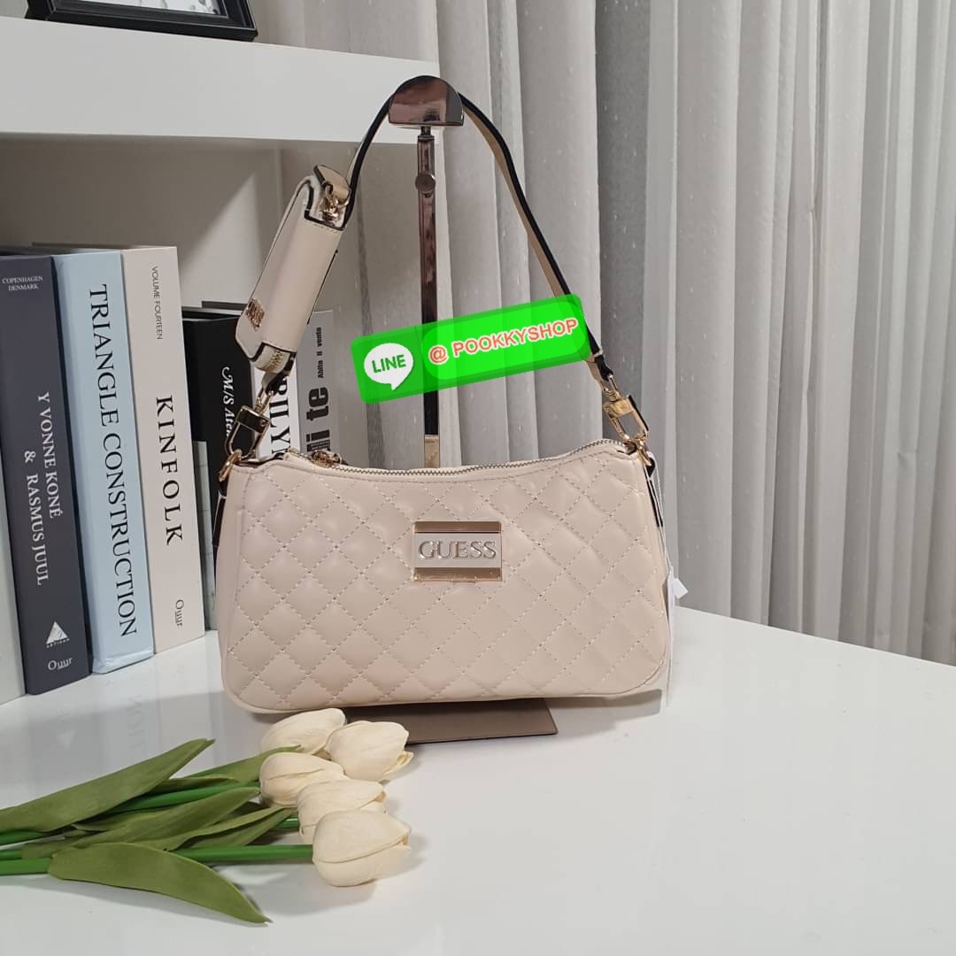 New Collection!! Guess woman’s Logo Cityy Handbag Bag กระเป๋าสะพายรุ่นใหม่ล่าสุด ทรงยอดนิยม มาพร้อมกระเป๋าใส่เหรียญสุดชิค ตัวกระเป๋าหนังนิ่มประดับโลโก้แบรนด์ เปิดปิดด้วยกระดุมซิปยาว ด้านในมีช่องโล่งกว้าง มีช่องใส่บัตร6ช่อง และช่องซิป มี ใส่กระเป๋าสตางค์ยา