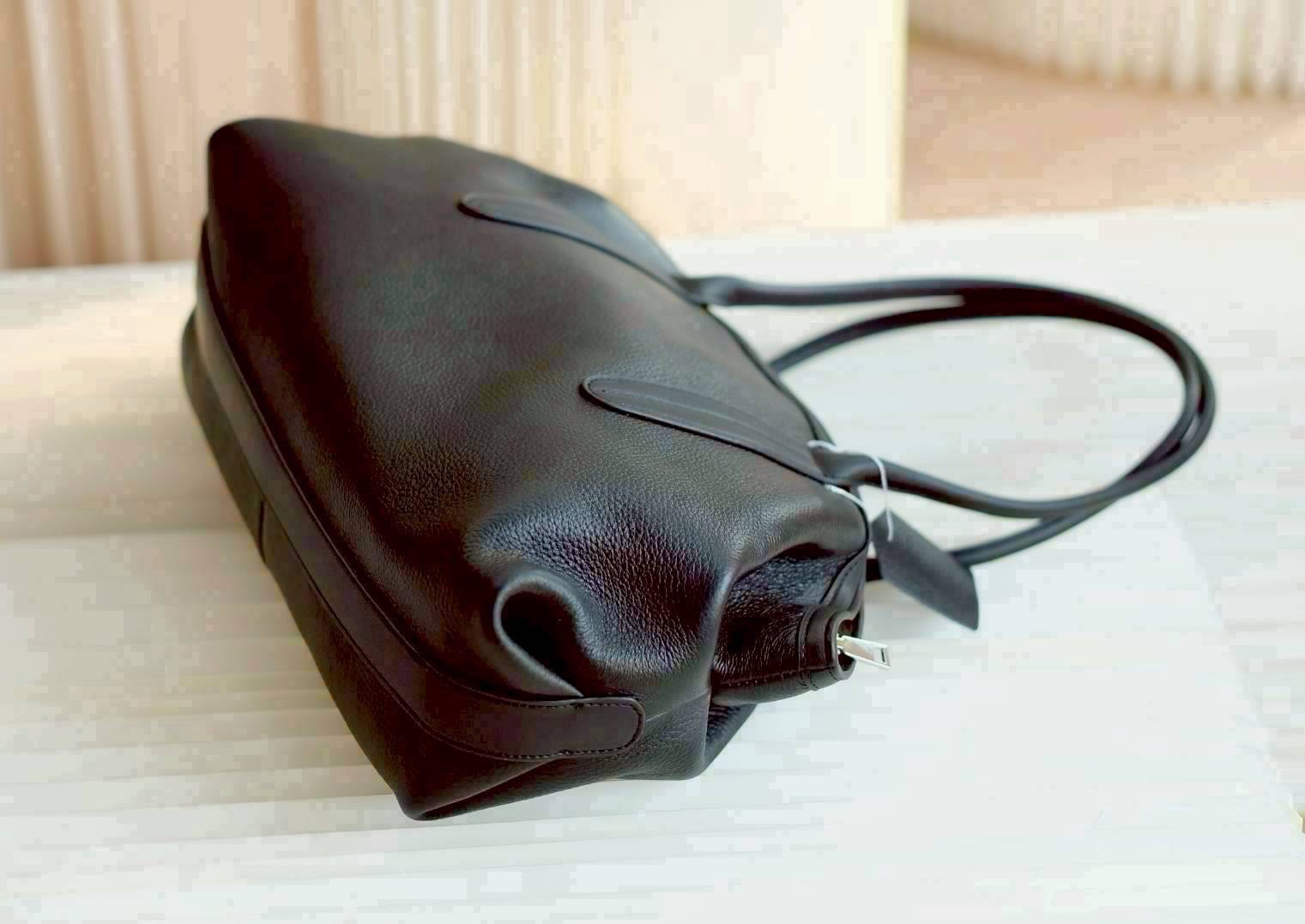 กระเป๋าหนังแท้ 💯 Genuine leather ทรง Hobo ถือเป็นทรงที่เอนกประสงค์และยอดนิยมค่ะยิ่งเป็นหนังแท้ก็จะมีความคงทนคุ้มค่า ใช้งานได้ยาวดูแลง่ายทำความสะอาดง่าย หนังนุ่มและยืดหยุ่น แข็งแรง ผิวสัมพัสหนังแท้จะสวยงามและเป็นเอกลักษณ์ดูแพงดูพรีเมี่ยมกว่าหนังผสม