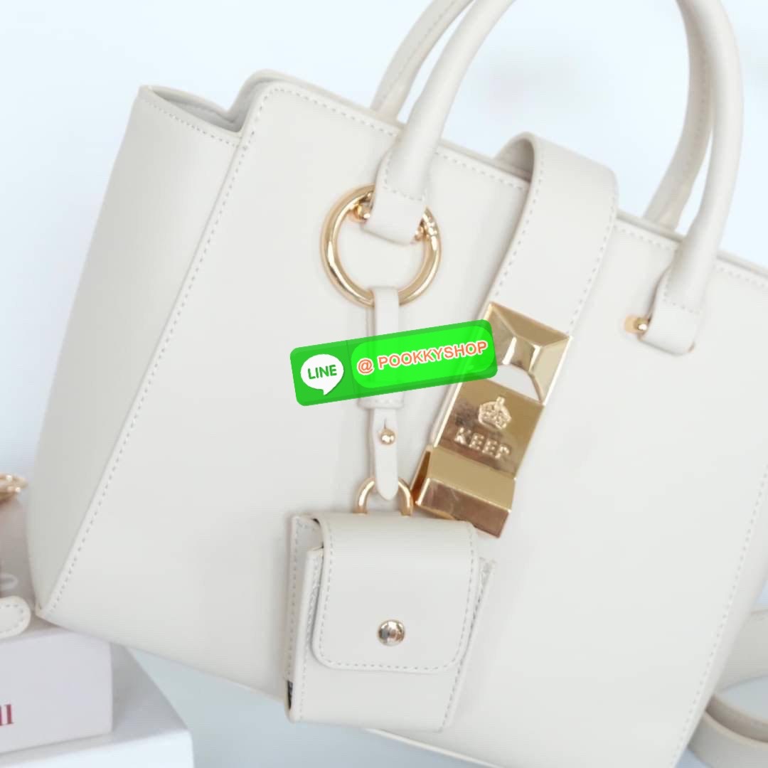 สินค้าเข้าใหม่ กระเป๋า Handbag ฟังชั่นครบที่อยากแนะนำ 👜 KEEP รุ่น ‘ 𝗩𝗔𝗟𝗘𝗡 HANDBAG ‘ **พิเศษ !! รุ่นนี้ตัวกระเป๋าทำจาก หนัง Microfiber ลาย Epsom ที่เป็นพื้นผิวสัมผัสมีลายตารางเล็กน้อย สวยหรู ทนทาน น้ำหนักเบา