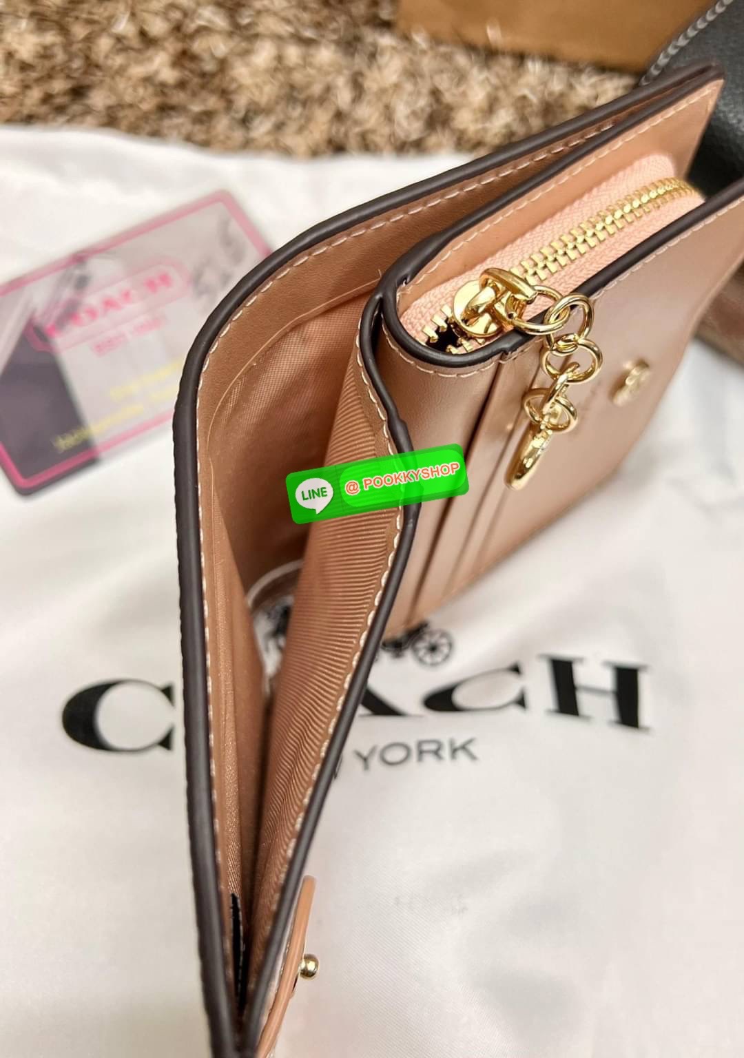 COACH SNAP WALLET ((cc472//cc920//cc922)) 🌍พร้อมส่ง ใหม่ล่าสุด สุดคิ้วว ห้ามพลาดก่อนหมดค่ะ! ✔️กระเป๋าเงินใบสั้น หนังแท้ สกรีนล์ลายน้องหมา//น้องแมว สุดน่ารักมากค่ะ ✔️เปิดปิดกระเป๋าแบบกระดุม ภายในมีช่องเสียบบัตร6ช่อง//ช่องใส่ธนบัตรตามย