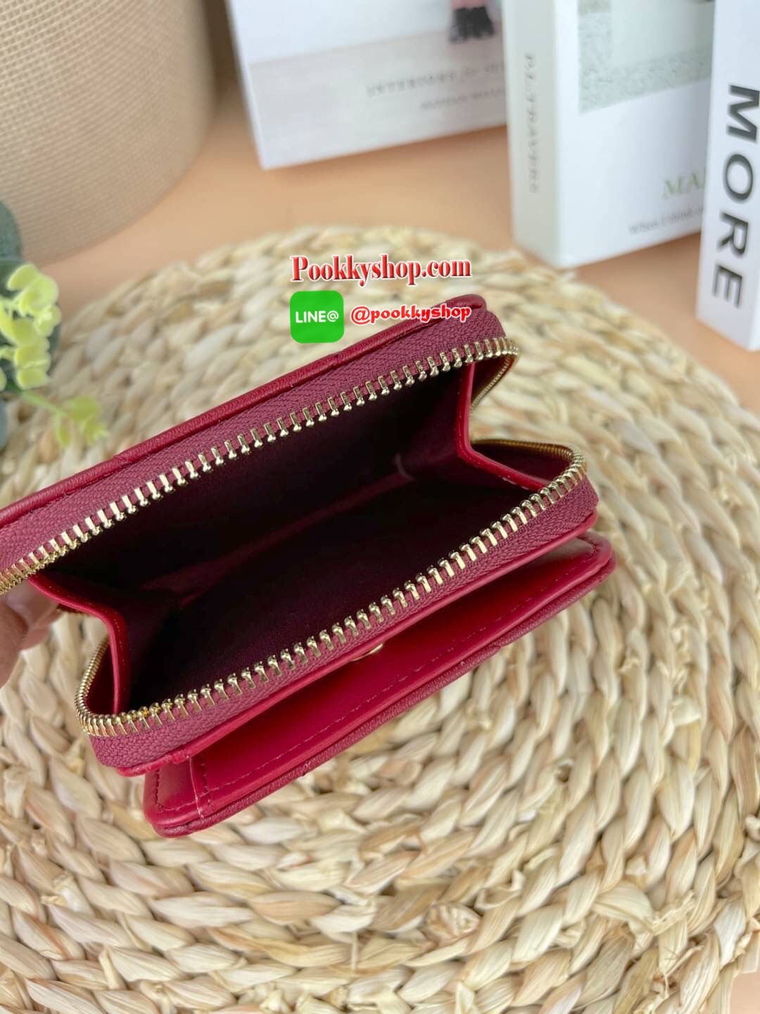 Lyn Decade Wallet กระเป๋าเงินใบสั้น รุ่นนี้สวยน่ารักมากๆ จับถนัดมือ มีฟังก์ชันให้ใช้ครบจบในใบเดียว! วัสดุหนังนุ่มมือ เดินด้ายทั้งใบเพิ่มดีเทล มีโลโก้สวยเด่นที่ด้านหน้า เปิดปิดแบบกระดุมแม่เหล็ก มีช่องใส่ธนบัตรได้ตามยาว ใส่แบงค์ไม่ต้องพับค่า ช่องการ์ด 6 ช่อ