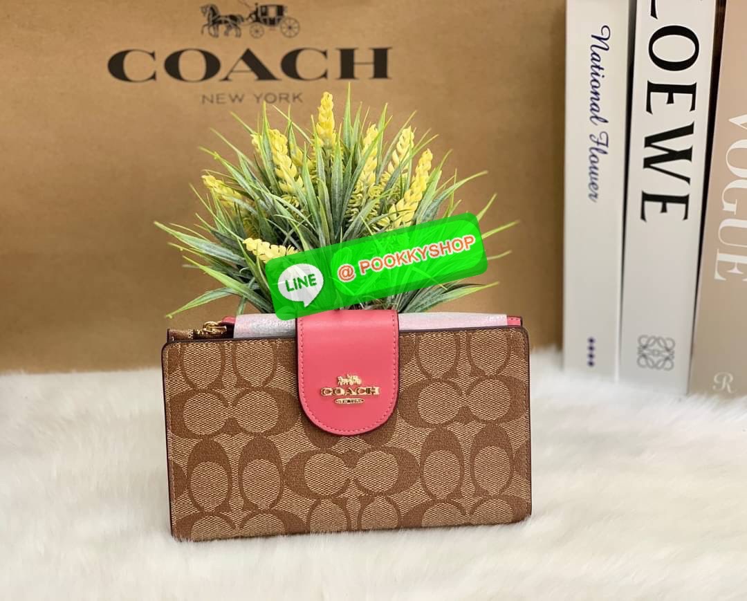 COACH TECH WALLET IN COLORBLOCK SIGNATURE ((C2874)) ✔️กระเป๋าเงินใบยาว หนังแท้ พร้อมสายคล้องมือในตัวค่ะ ✔️เปิดปิดด้านหน้าแบบฝากระดุม ภายในมีช่องใส่ธนบัตร2ช่อง ;สามารถใส่มือถือ iphone 10 xs max ได้เลยค่ะ ✔️มีช่องเสียบธนบัตร7ช่อง;พร้อมช