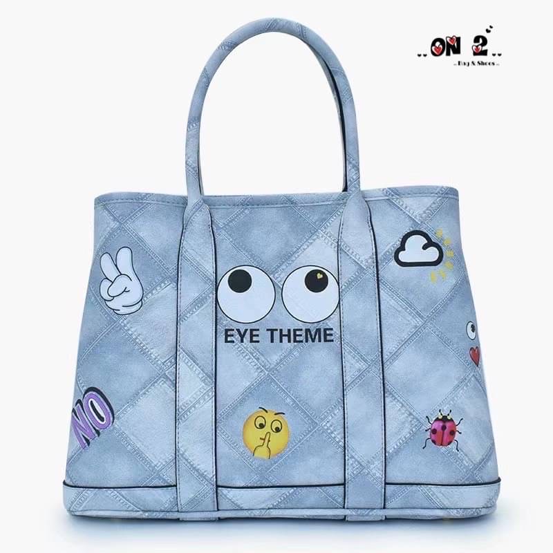 SF2332 กระเป๋าชอปปิ้ง แม่-ลูก ทำได้2ทรง งานแบรนด์แท้ 💯(%) วัสดุตัวกระเป๋าทำจากหนังผสมอย่างดี ทำเหมือนผ้ายีนส์ ทรงนี้โดนใจสุดๆ มาพร้อมกระเป๋าลูก1 ใบ ขอบอกน่ารักมากๆ กระเป๋าลูกแยกใช้สายยาวสะพายข้างได้