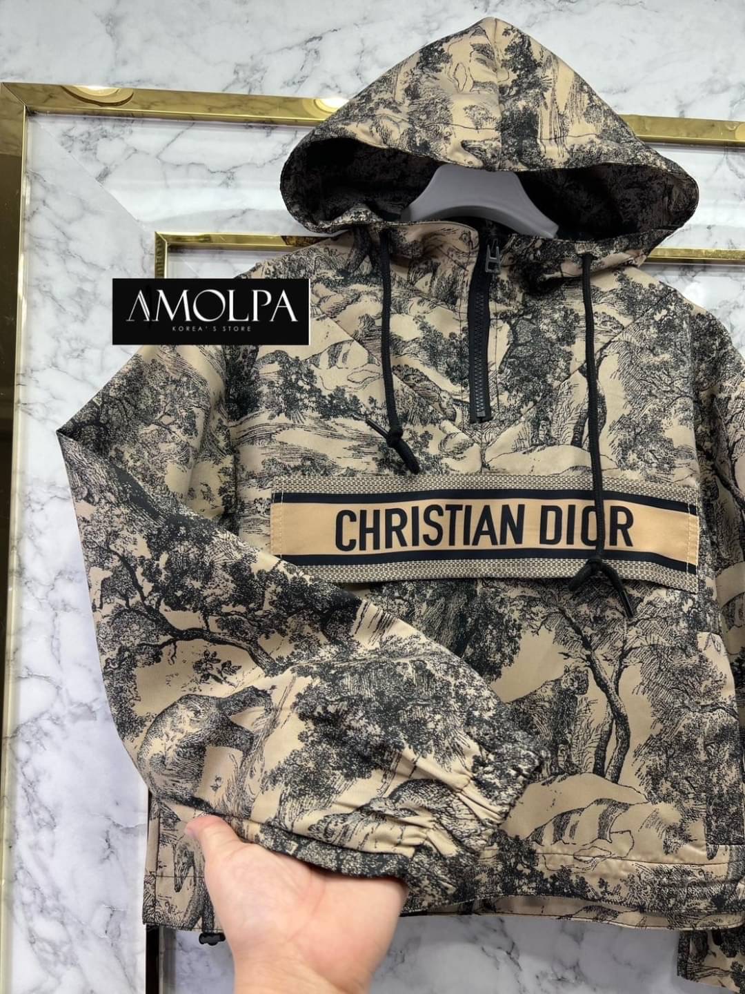 SET HOOD DIOR Classic Original 2023SS ตัวเสื้อเป็นเสื้อคลุมมีฮู๊ดดด มาพร้อมกระโปรงจีบรอบทรงสวย สวยเด่น ผ้าใส่สบายมากกกก เนื้อผ้าดีมากๆค่ะค๊าลูกค้า ใส่แล้วไม่ร้อนระบายความร้อนได้เป็นอย่างดีเลย ผ้าเย็นๆ ใส่สบายสุดๆ แมทซ์กับอะไรก็สวย เข้ากันได้ดี ป้าย Tag DI