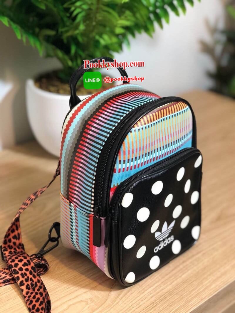 ADIDAS MINI BACKPACK กระเป๋าเป้หรือสะพายหนังPu คุณภาพดี สไตล์ Sport ขนาดมินิ น้ำหนักเบา ด้านหน้ามีโล้โก้และช่องซิป เปิดปิดด้วยซิปสะดวกใช้ หัวซิปแบรนด์ ภายในมีช่องใส่ของ หูจับถนัดมือ สายสะพายปรับได้ตามต้องการ สามารถสะพายเป็นเป้ หรือกระเป๋าสะพาย Crossbody ใ