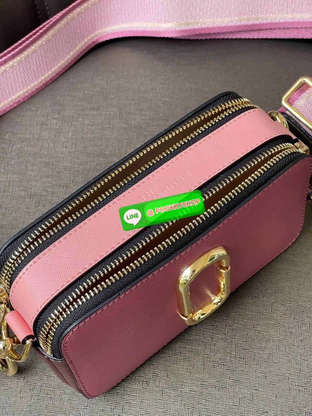 💕 Marc Jacobs Snapshot Bag กระเป๋าแบรนด์ดังจากสัญชาติอเมริกัน นับได้ว่ารุ่นนี้เป็นรุ่นทรงฮิตของ marc jacobs เลยทีเดียว โดยด้านหน้ากระเป๋าจะเป็นโลโก้แบบโลหะที่เป็นสัญลักษณ์ของแบรนด์นี้ มาพร้อมสายสะพายที่จะสะพายยังไงก็ดูโดดเด่น เพราะขนาดใหญ่ที่สกรีน