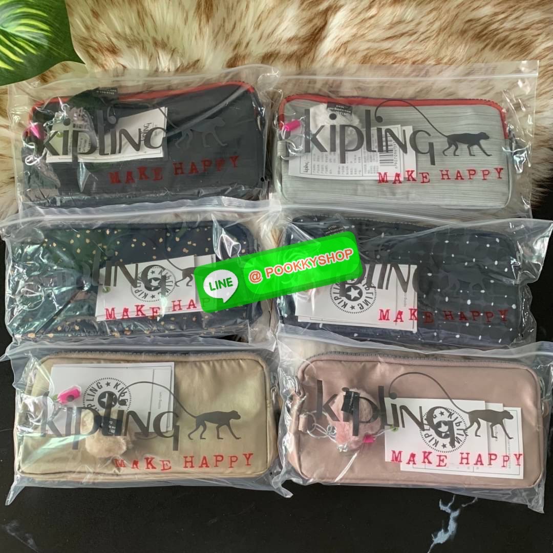 KIPLING 3 Monkey program Seoul up clutch & sling bag กระเป๋าคล้องมือ หรือ สะพายข้าง ขนาดเล็ก วัสดุ Nylon & Polyester 100% ใช้งานได้ 2 รูปแบบ มีสายสลับเปลี่ยนได้ทั้งแบบคล้องมือหรือสะพายข้าง เปิด-ปิดด้วยซิป ช่องหลักโล่ง มีช่องใส่บัตรด้านข้าง 6 ช่อง และช่องด