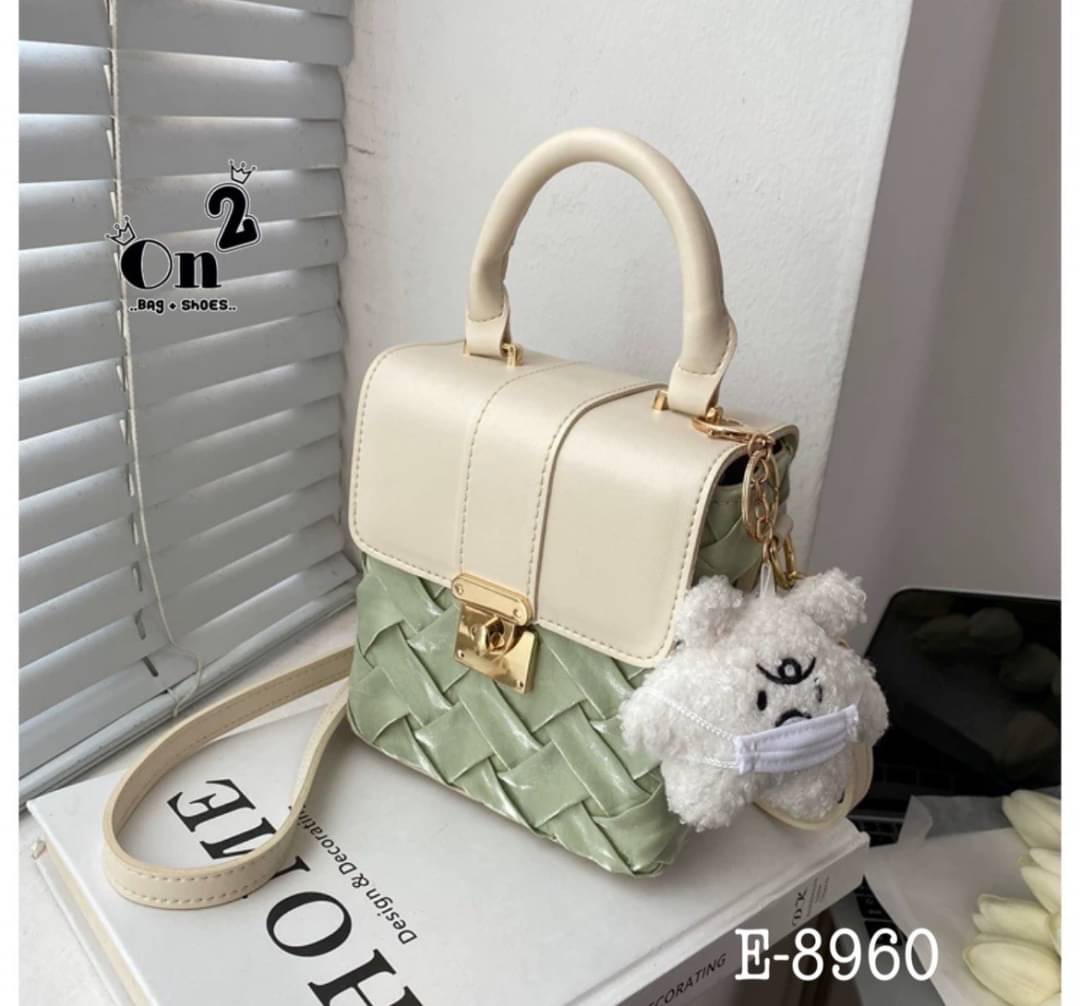 New arrivals กระเป๋าสะพายมาใหม่ ไซส์มินิดูตะมุตะมิน่ารักไปอีกจ้า ใส่โทรศัพท์ ใส่ของจุกจิก มาพร้อมพวงกุญแจ สายสะพายยาวครอสบอดี้