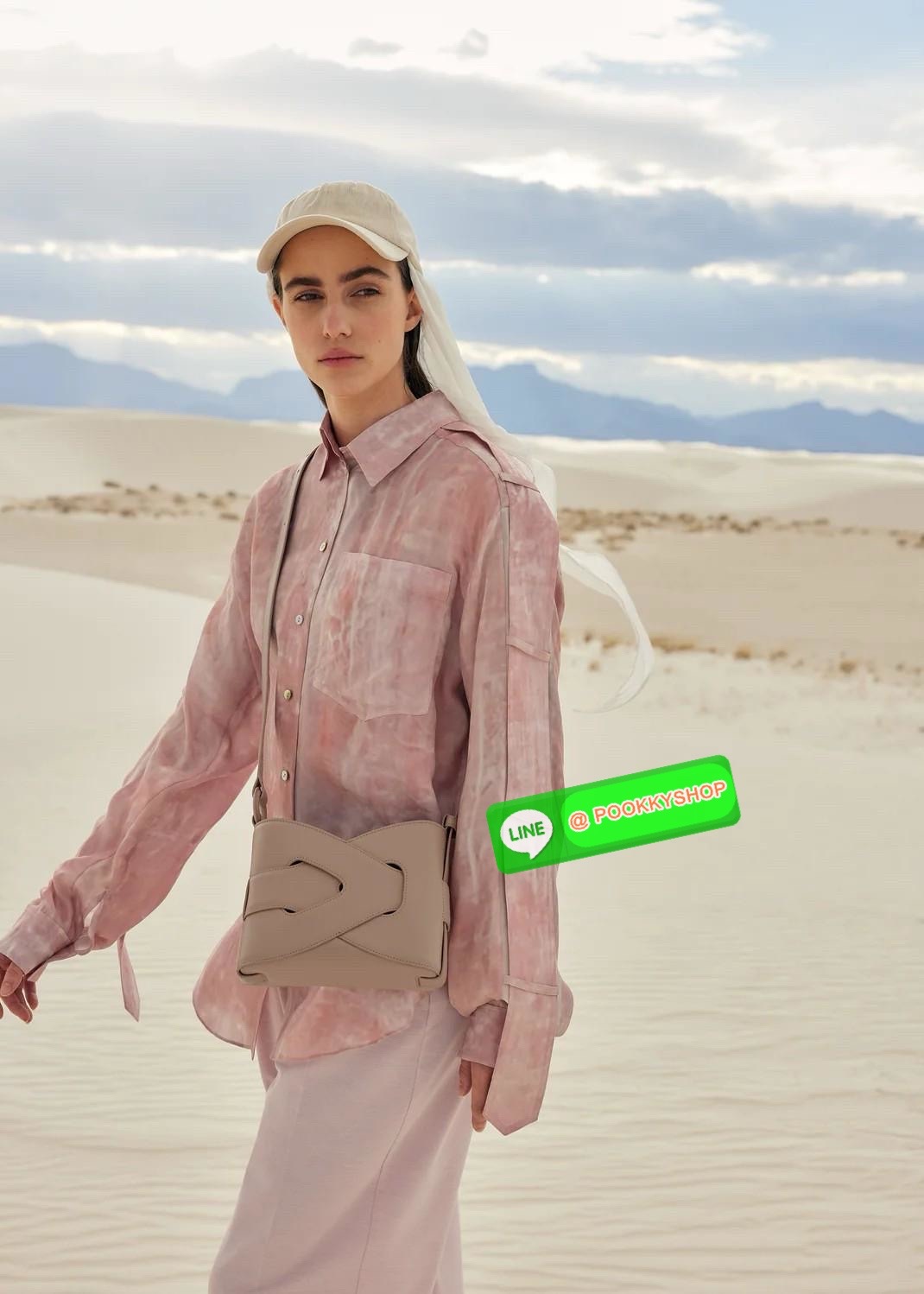 💕 Polene Nodde EDITION SMOOTH ใครที่อยากได้กระเป๋าเรียบๆ แต่ดูมีอะไร ขอแนะนำรุ่น Nodde หิ้วแล้วสวยแบบ Quiet Luxury โลโก้แบรนด์ถูกปั๊มไว้บริเวณด้านล่างของกระเป๋าอย่างประณีตจนแทบสังเกตไม่เห็น ฐานกระเป๋าถูกออกแบบมาให้เนียนเรียบ ปราศจากหมุด ในขณะที่ด้