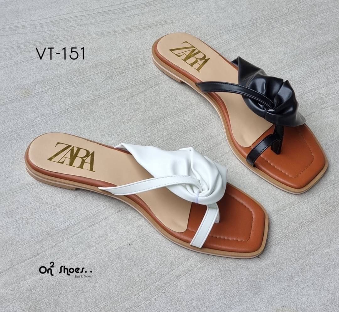 New in🦋🦋รองเท้าแตะ Zara แบบสวมนิ้วโป้งดีไซสน์หนังด้านข้างสวยเก๋มากๆค่ะ งานหนังPU เย็บอย่างดีพื้นเสริมนิ่ม ทนทานใส่สบายใส่ออกมาสวยค่ะ