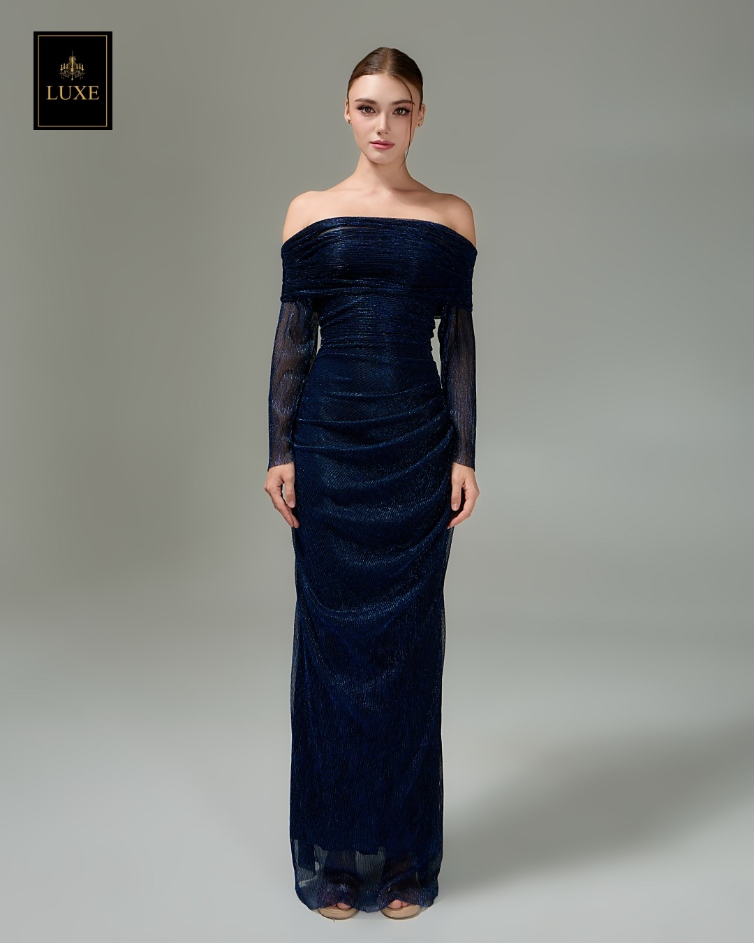 แม็กซี่เดรสเสื้อแขนยาวเปิดไหล่ กระโปรงยาว