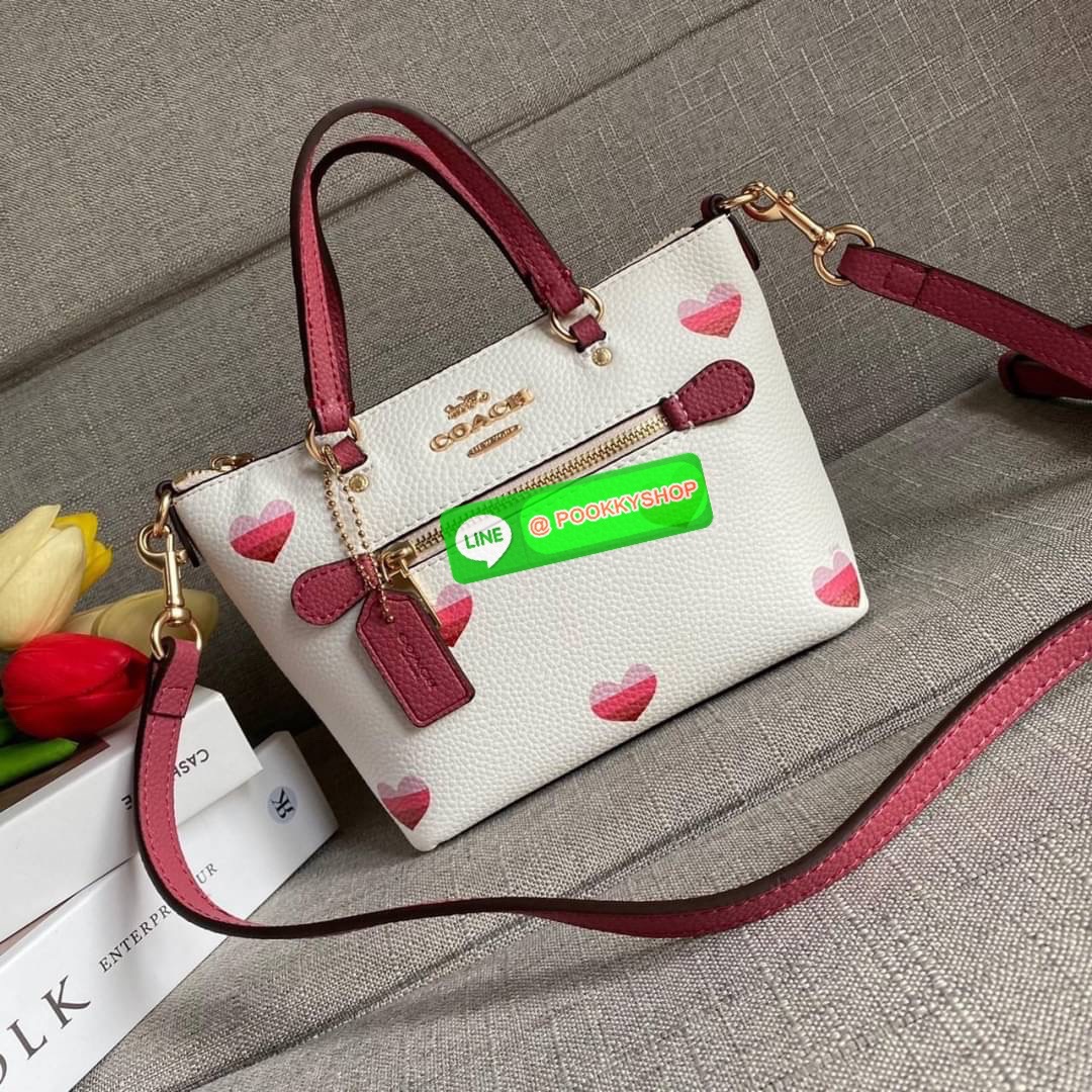 Coach Mini Gallery Crossbody With Stripe Heart Print (coach ca793) กระเป๋าสะพายข้าง เทรนรุ่นเล็กมาแรงวัสดุหนังแท้ทั้งใบ เปิดปิดด้วยซิป มีช่องใส่บัตรเครดิต 2 ช่อง ซับในผ้า สายสะพายถอดได้ สามารถสะพายข้างหรือสะพายไหล่ได้