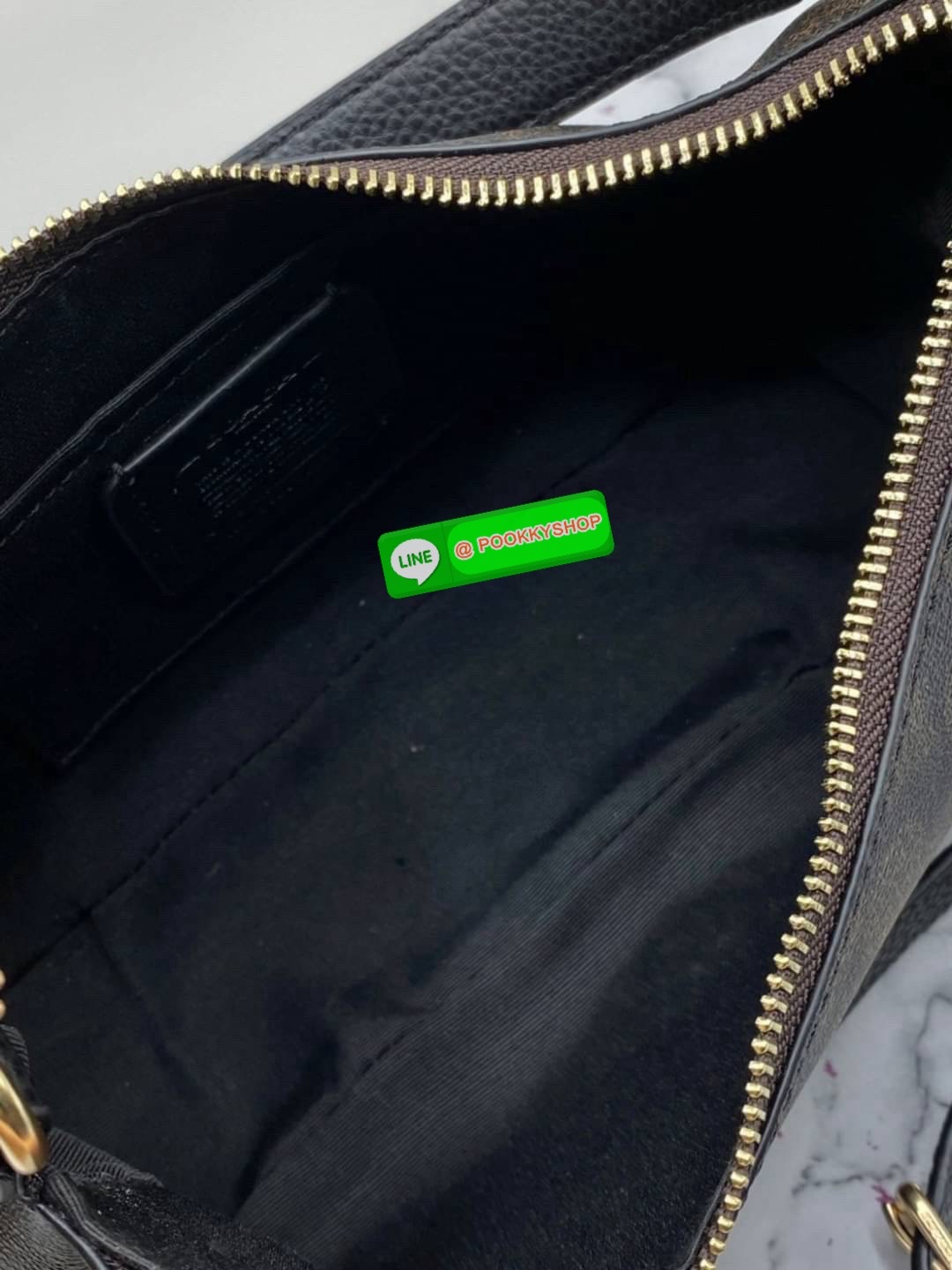 สะพายแล้วไม่ต้องพูดอะไร… คนก็รู้ว่าเรามีรสนิยม Coach C7223 – Swinger 20 รุ่นฮิต ลาย C คลาสสิก แต่งขอบหนังแท้ขาว ใบเล็กพกง่าย แต่ทรงสวยเก๋ ถือก็ได้ สะพายก็เป๊ะ ใช้ได้ทุกวันไม่มีเบื่อ แมตช์กับลุคไหนก็เข้า… เพราะความเรียบมีพลังในตัวเองค่ะ