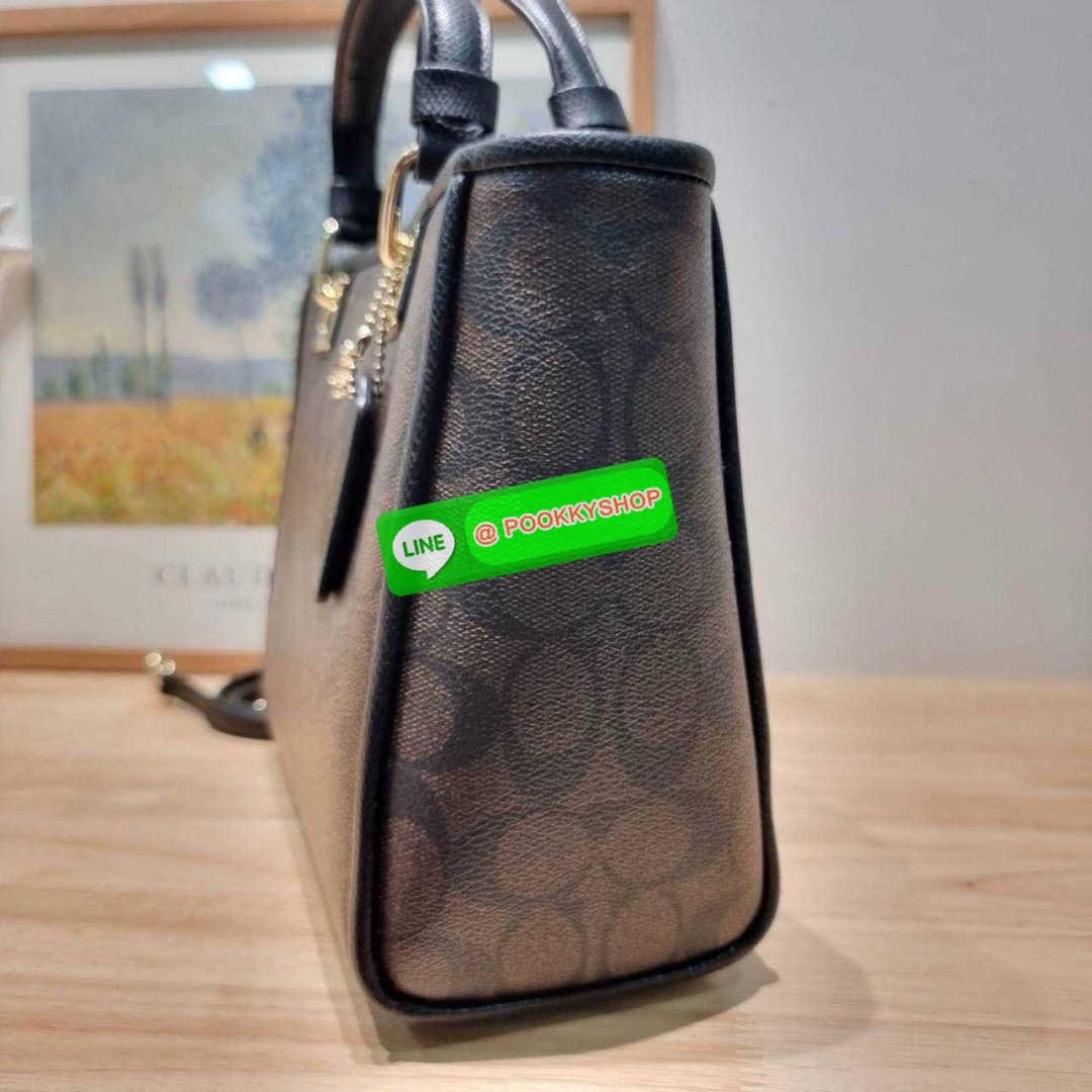 กระเป๋าถือ/สะพายรุ่นยอดนิยม ดีไซน์คงความคลาสสิค แฝงความหรูด้วยอะไหล่สีทอง หูจับในตัวสะดวกใช้งาน ปากกระเป๋ามีซิปปิดกันหล่นแน่นหนา ใต้กระเป๋ายังมีหมุดรองถนอมกระเป๋าอีกด้วย มีสายสะพายข้างให้ ถอดออกได้ ปรับได้ตามต้องการ ภายในโล่งกว้าง มีทั้งช่องซิปและช่องย่อย