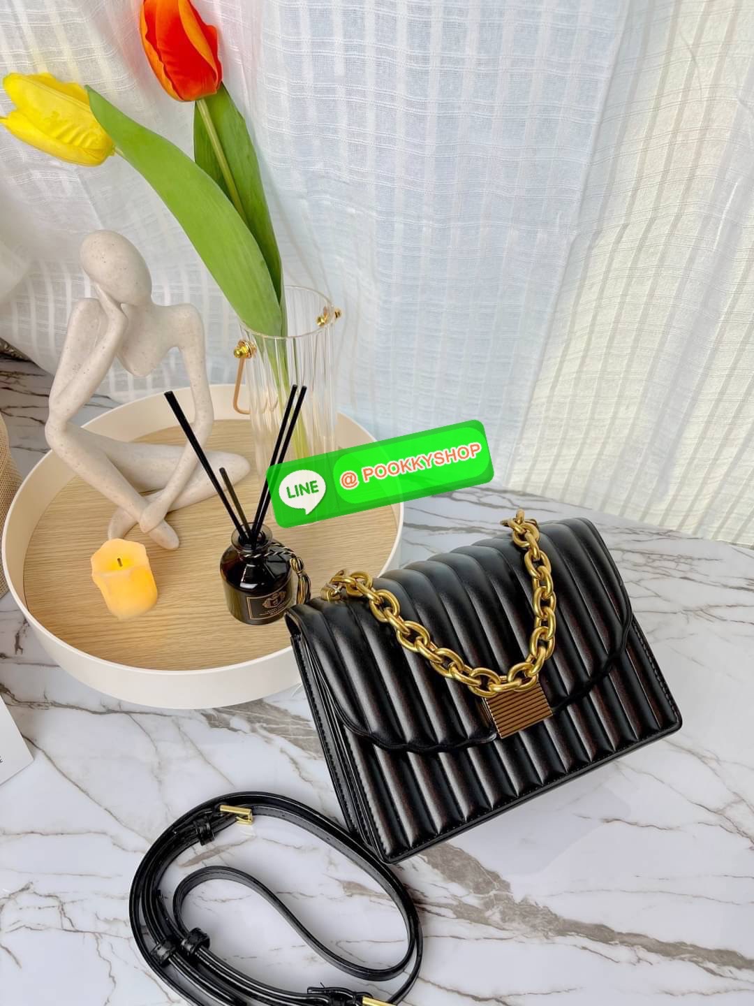 Charles & Keith Panelled Chain Handle Bag กระเป๋าสะพายรุ่นใหม่ชนช็อป รุ่นนี้จะถือคล้องแขน/สะพายแบบสายยาวได้หลายแบบ มีหูโซ่สีทองสวยหรู เปิดปิดแบบตัวเปิดล็อก ภายในแบ่งเป็น 3 ช่อง เป็นช่องซิปตรงกลาง ใส่ IPhone pro max และกระเป๋าเงินใบสั้นได้ค่ะ สายสะพายยาวถอ