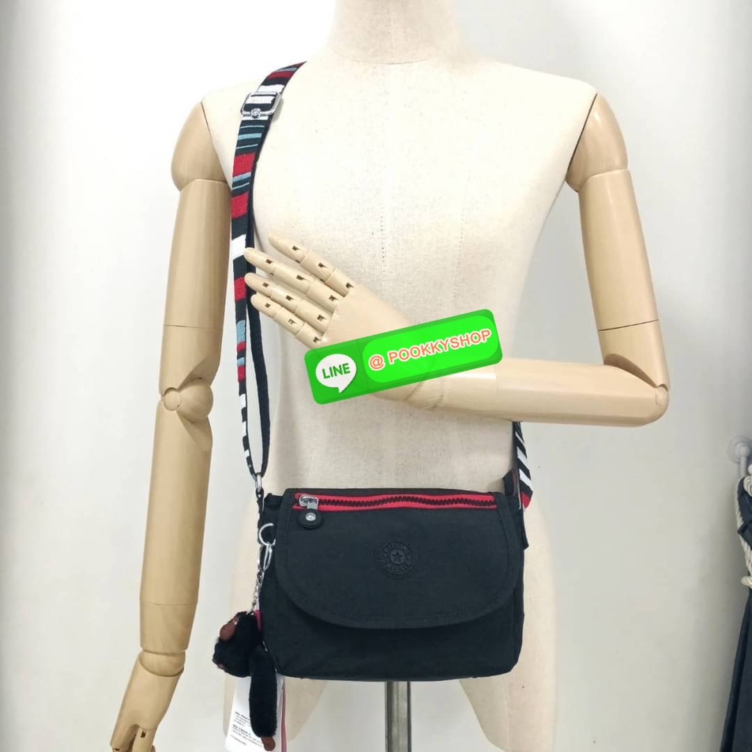 KIPLING SABIAN CROSSBODY MINI BAG กระเป๋าสะพายข้าง วัสดุ Nylon & Polyester 100% ขนาดเล็กกำลังน่ารัก เปิด-ปิดด้วยฝาปิดกระดุมแม่เหล็กและซิปแบรนด์ ด้านในทีแท็กแบรนด์