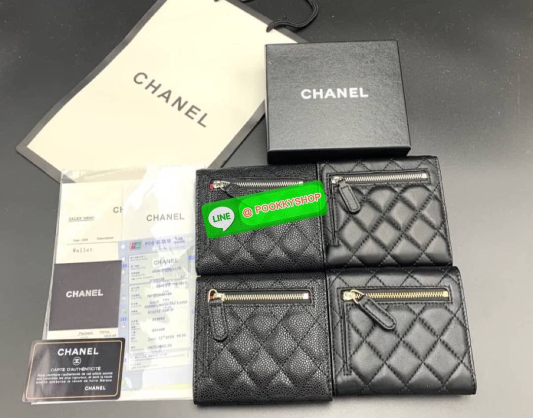 กระเป๋าสตางค์ Chanel หนังแกะเรียบ & คาเวียร์ สวยอยู่ทรง ด้านหน้าประดับโลโก้แบรนด์สวยน่าใช้ เป็นกระเป๋าขนาดกลางสามพับ ดูดีมีระดับใช้ได้ทุกโอกาส มีช่องใส่เยอะธนบัตร ช่องใส่บัตรมากกว่า 9 ช่อง และในอีก 1 ช่อง เปิด-ปิดด้วยกระดุม