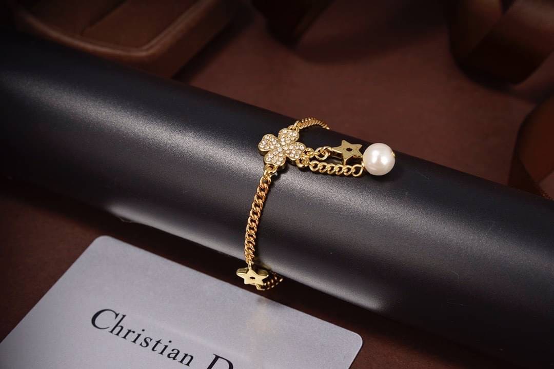 Super Hi-End Quality !!!!!!!! ((งาน 1:1 เหมือนแท้ สวยเป๊ะมากๆค่ะ)) Christian Dior Bracelet สร้อยข้อมือดิออร์ งานเกรดซุปเปอร์ไฮเอนคะ สวยมากๆ ชนช็อป laser stamp ครบ ตัวเรือนสีทองเงาคลาสสิค ใส่ออกมาน่ารักที่สุด ฮ๊อตฮิตมากค่ะ ดาราใส่ตรึม ตัวเรือนสีทองเงา งานช