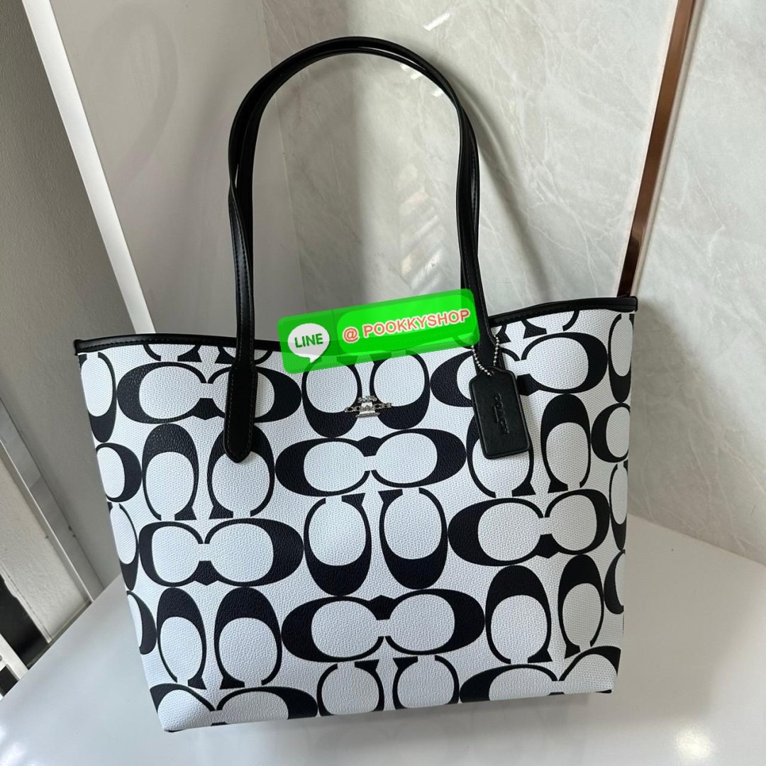 CITY TOTE IN SIGNATURE CANVAS (COACH CP072) 🔖กระเป๋าถือ/คล้องไหล่ทรงโท้ท 🔖วัสดุแคนวาสสลับหนังแท้ 🔖เปิด-ปิดด้วยกระดุมแป็ก ภายในเป็นช่องโล่ง มีช่องซิป1ช่อง 🔖หูหิ้วในตัว