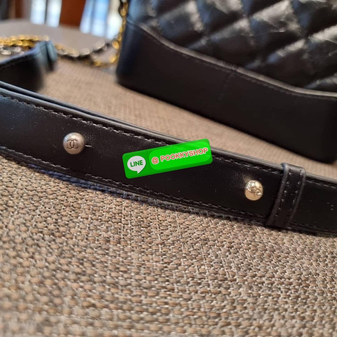 RESTOCK!! LIMITED SHOULDER BAG พรีเมี่ยมกิ๊ฟ Chanel ไซส์คลาสสิค กระเป๋าสะพายข้าง/ไหล่ หนังสังเคราะห์ นิ่ม หรู มาพร้อมพวงกุญแจสัญลักษณ์แบรนด์ พิเศษ!! สายคล้อง jumbo font เพิ่มดีเทลความแพง อะไหล่พร้อมโซ่สะพายสีทองสลับสีเงินรมดำ สามารถสะพาย crossbody หรือสะพ