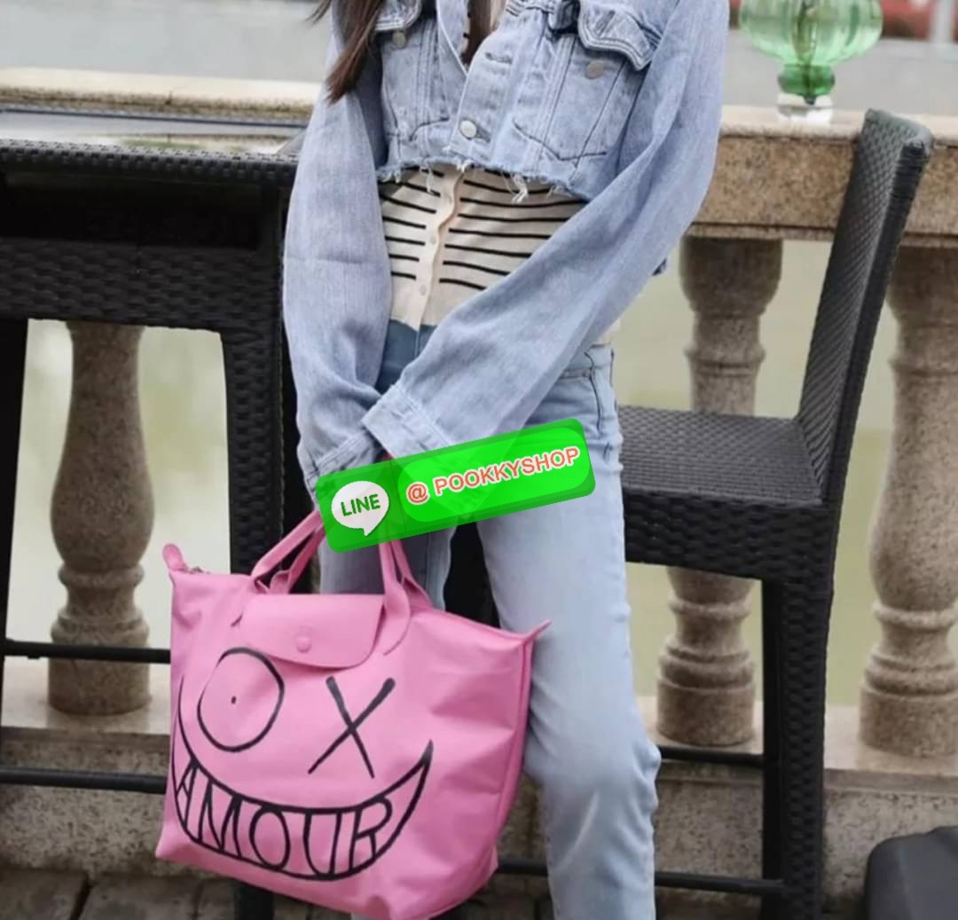 ð Longchamp x AndrÃĐ Le Pliage Large Shoulder Bag āļāļāļĨāđāļĨāļāļāļąāđāļāļŠāļļāļāļāļīāđāļĻāļĐāļāļēāļāļĨāļāļāļāļāļāļāđ âLongchamp & AndrÃĐâ āļāļĩāđāļĄāļĩāļĻāļīāļĨāļāļīāļāļāļĢāļēāļāļīāļāļĩāđāļāļ·āđāļāļāļąāļ āļāļąāļāđāļāļĢ āļāļēāđāļĢāļ§āļē (Mr. AndrÃĐ Saraiva) āđāļāđāļēāļāļāļāļāļēāđāļĢāļāđāļāļāļĢāđāļāļēāļĢāđāļāļđāļāļŠāļļāļāļĢāđāļēāđāļĢāļīāļāļāļĒāđāļēāļ âāļĄāļīāļŠāđāļāļāļĢāđāđāļ (Mr. A)â āļĄāļēāļĢāđāļ§āļĄāļāļāļāđāļāļāļāļĢāļ°āđāļāđāļēāļāļāļĨāđāļĨāļāļ