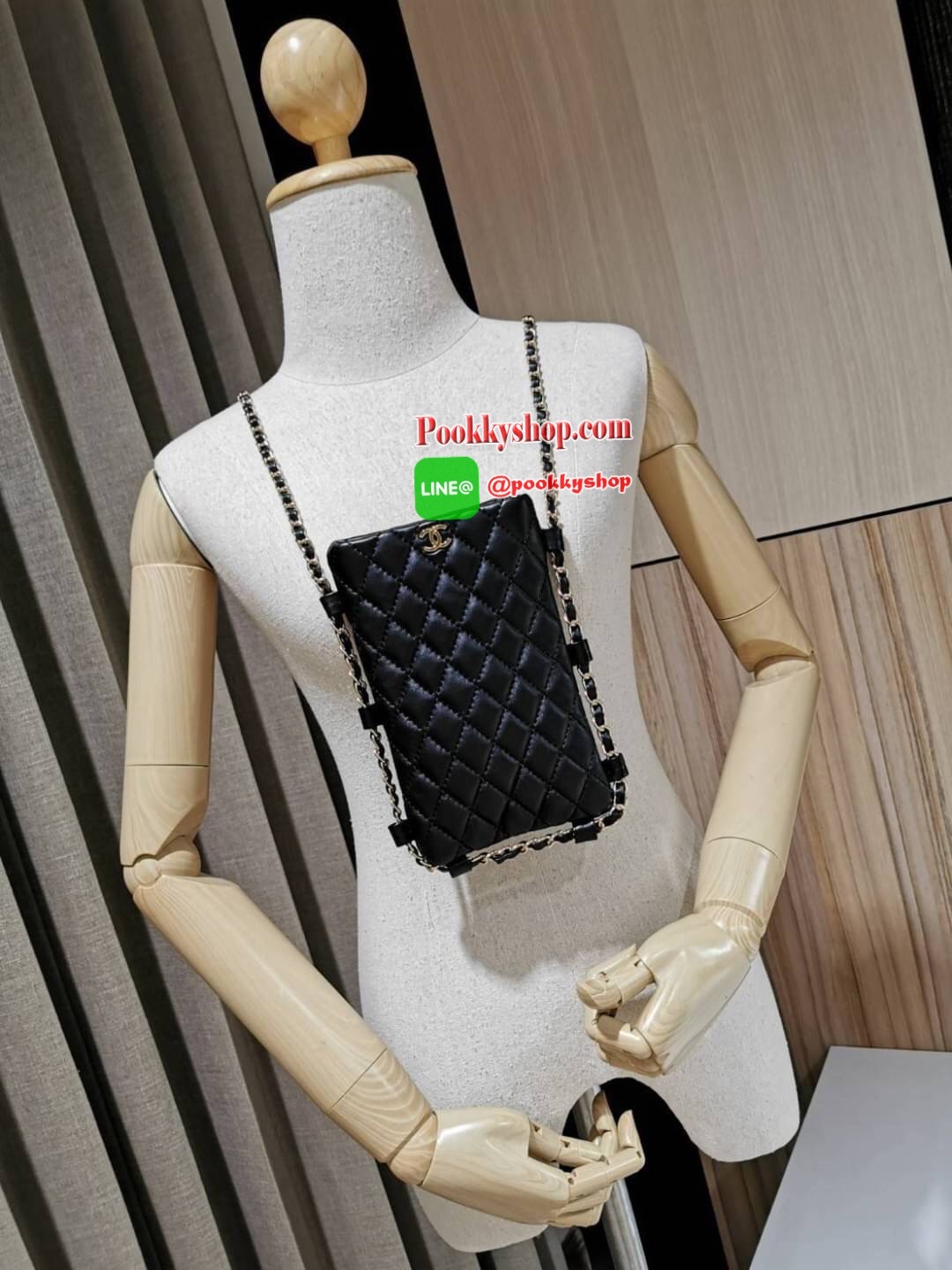 Don't Miss! Chanel Clutch Bag With Chain VIP Gift With Purchase (GWP) Limited พรีเมี่ยมกิ้ฟทรงเหลี่ยมขนาดกำลังดีวัสดุหนังนิ่มเดินเส้นลายตารางสวยอยู่ทรง เปิดปิดด้วยกระดุมแม่เหล็ก ด้านหน้าประดับโลโก้แบรนด์แต่งด้วยสายโซ่ร้อยหนัง ภายในโล่ง ใส่ iphone มือ