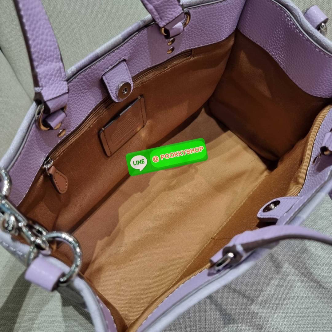 COACH C8448 DEMPSEY CARRYALL IN SIGNATURE JACQUARD WITH PATCH ใบใหญ่ จุใจ คอลเลคชั่นสุดปัง สีที่สาวๆรอคอย ละมุนเกินเบอร์ สวยคม มีความหรูในตัว กับกระเป๋าทรงโท้ท ไซส์ใหญ่ที่สามารถจุของได้แบบไม่ต้องกังวล ฟังก์ชั่นการใช้งานสะดวกที่สุด มีทั้งสายคล้องในตัว และส