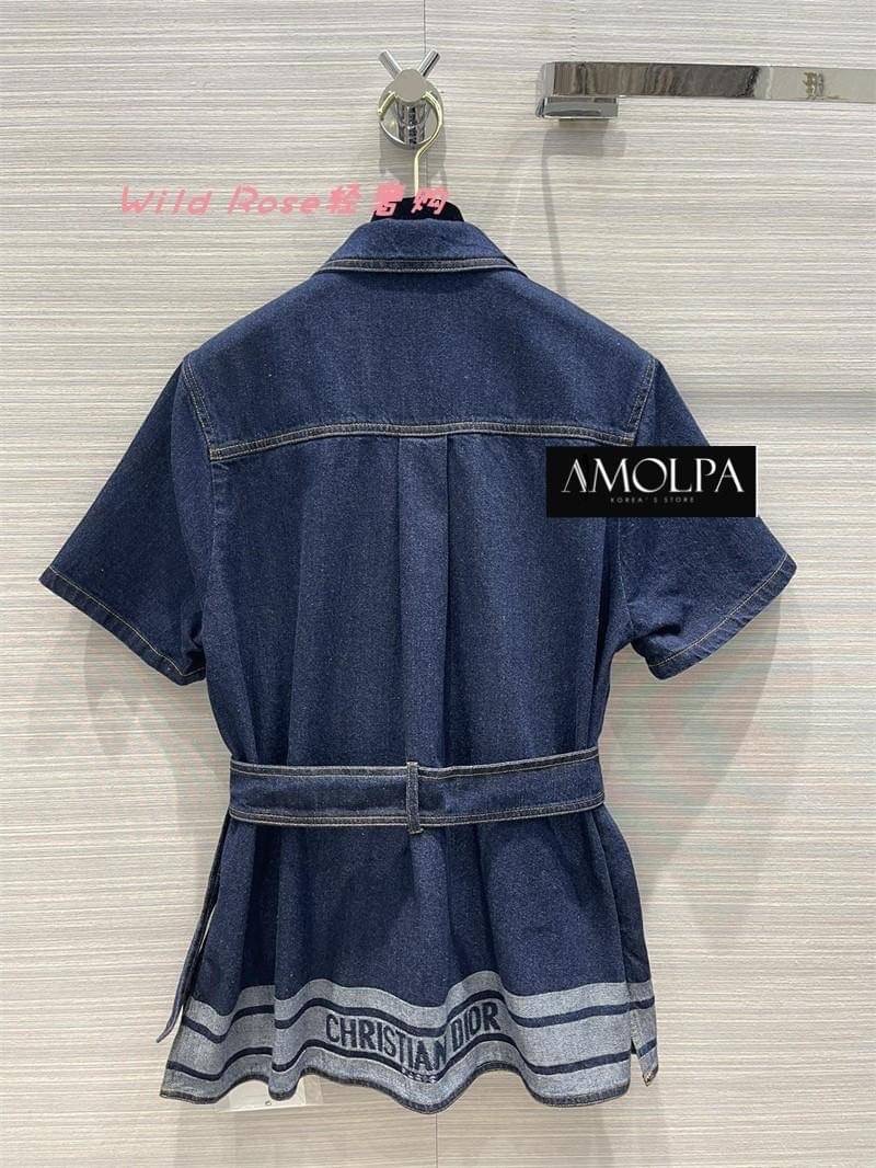 SET TOP+SKIRT CHRISTIAN DIOR DENIM มาให้ช๊อปทั้งเสื้อและกระโปรง สำหรับแบรนด์ CHRISTIAN DIOR คอลเลคชั่นใหม่ งานผ้ายีนส์คุ้มค่าต่อการครอบครองมากกกก สุดคุ้ม ตัวเสื้อเป็นเสื้อคอปกกระดุมหน้า มาพร้อมเข็มขัดยีนส์ หลังปลายเสื้อทออักษร CHRISTIAN DIOR มาพร้อมกระโปร