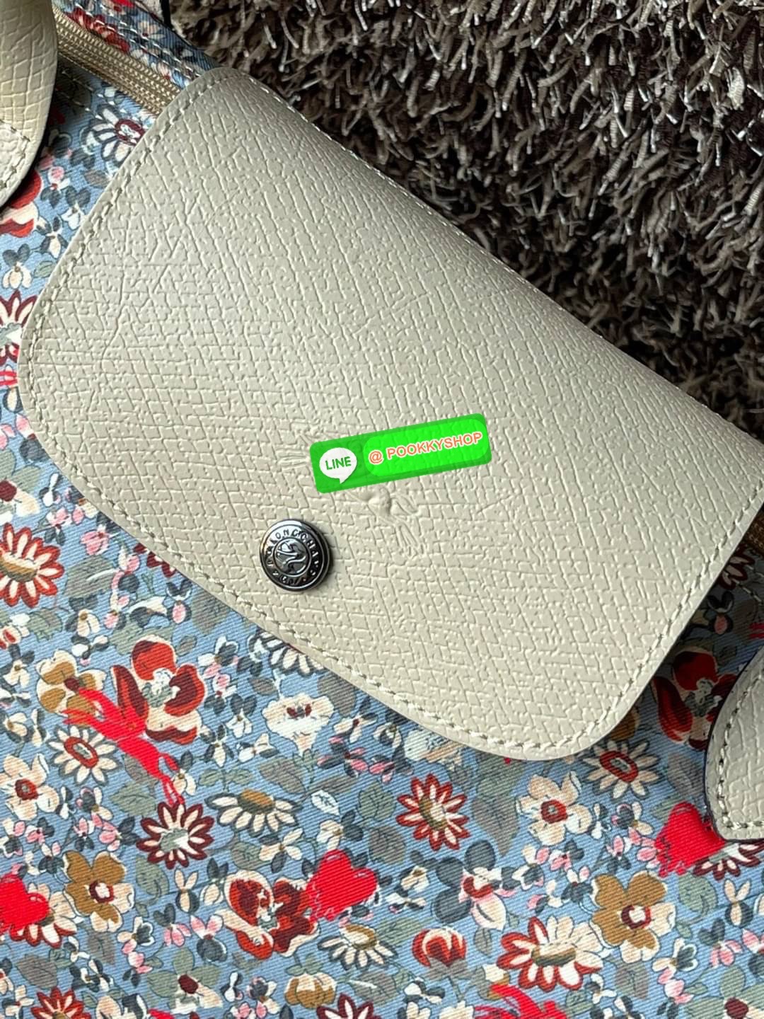 Longchamp x EU Le Pliage tote bag L คอลเลกชันพิเศษจาก Longchamp ที่น่ารักสุดๆ สำหรับซัมเมอร์นี้ กระเป๋ารูปทรงคลาสสิกที่มาในลวดลายและสีที่ออกแบบมาพิเศษ ยังคงความเป็น Le Pliage กระเป๋าสะพายไหล่ทรงTote ใส่ของได้จุอย่างเหลือเชื่อ ยังมีซิปปิดเพิ่มความปลอดภัย น