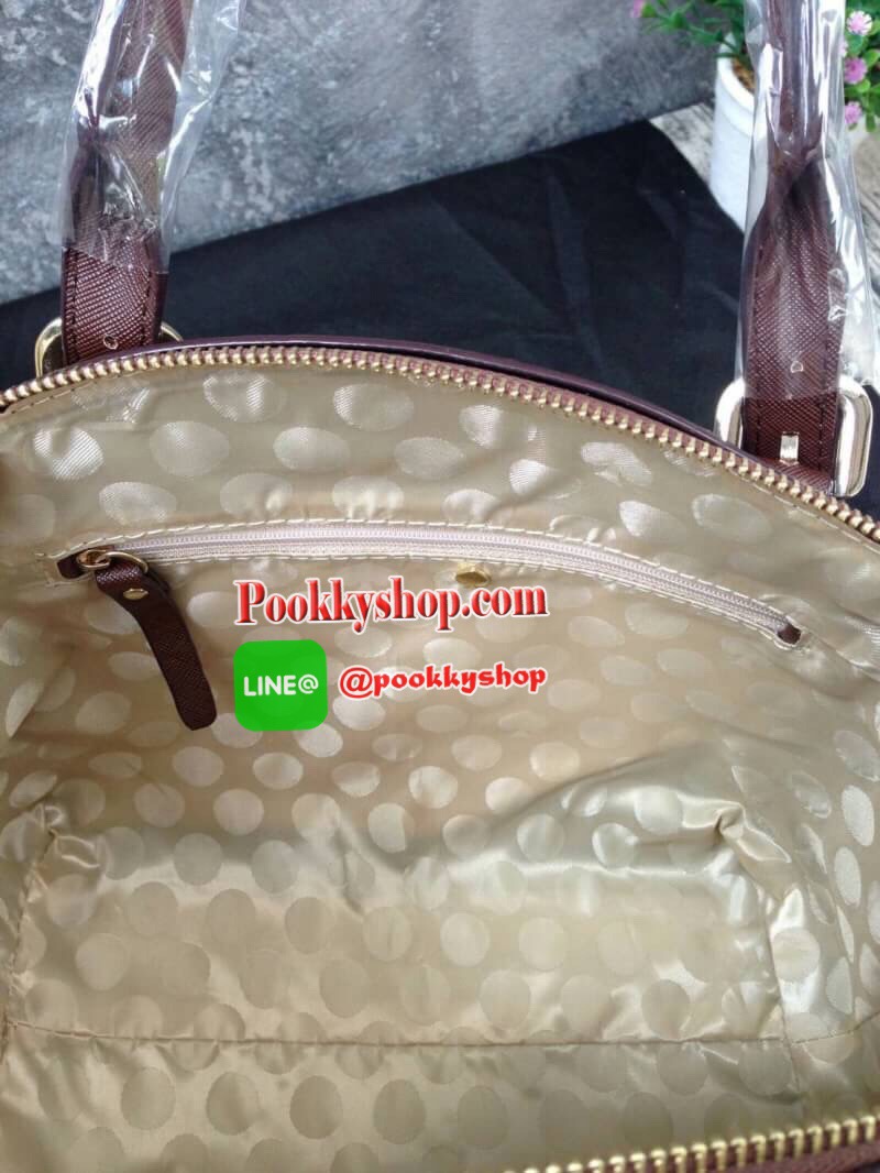 KATE SPADE NEW YORK กระเป๋าถือหรือสะพาย หนัง safiano ทรงพัดหูยาว เปิดปิดด้วยซิปสะดวกใช้ หูหิ้ว สามารถปรับความยาวได้ 3 ระดับ สามารถสะพายไหล่ได้เลยค่ะ ภายในบุผ้าลายแบรนด์ มีช่องด้านใน ใส่ของจุกจิก และช่องใส่ซิป มาพร้อมสายสะพายยาวปรับด้ 5 ระดับ สามารถสะพายไห