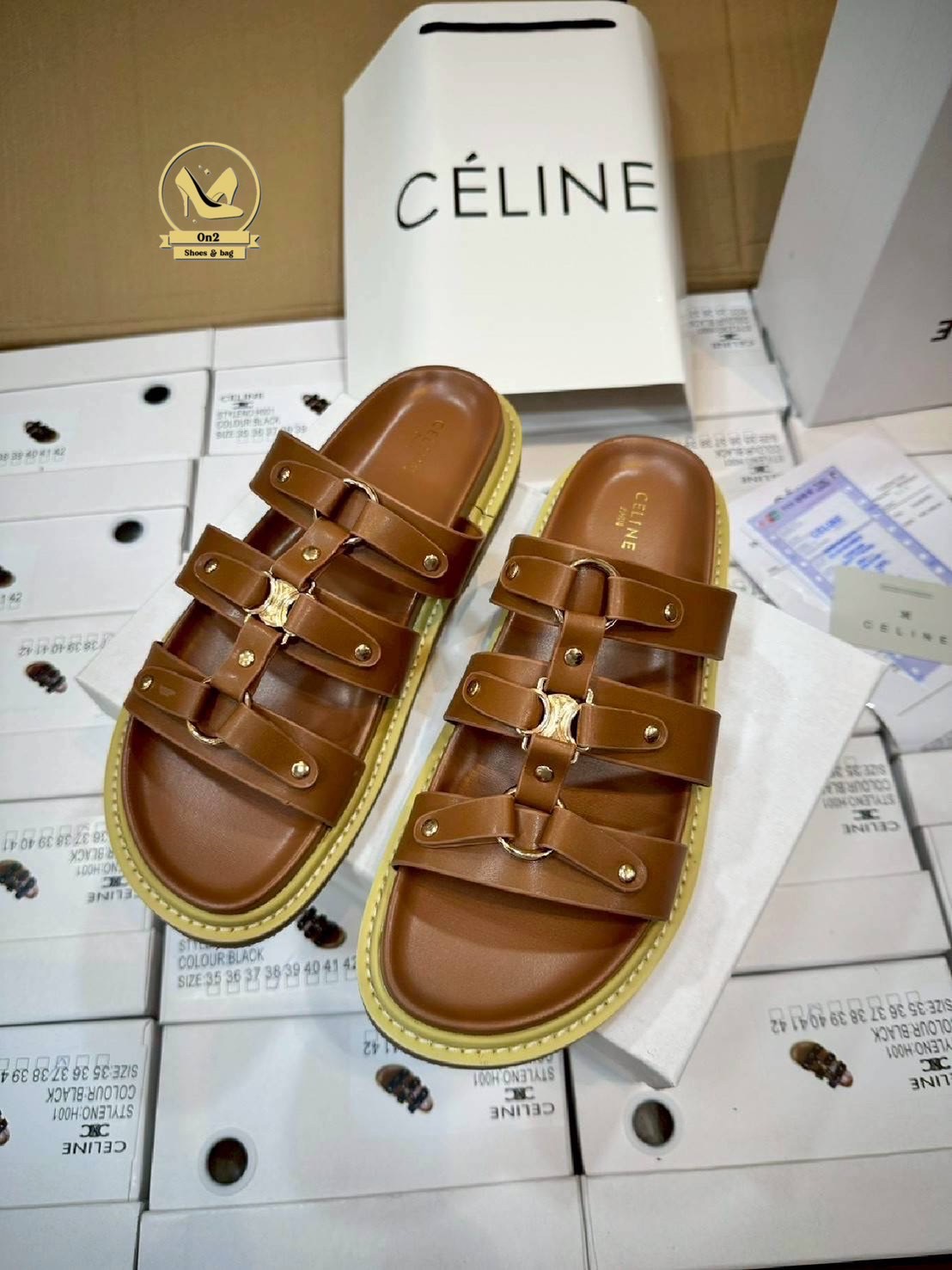 รองเท้าแตะเสริมส้ Celine ดีไซน์ที่ดูหรูหราและทันสมัย เน้นความเรียบง่ายและฟังก์ชันการใช้งานที่ดีเยี่ยม มีส้นเล็กน้อยออกแบบให้ดูทันสมัยและสามารถสวมใส่ได้ทั้งในโอกาสทางการและไม่เป็นทางการสายรัดข้อที่สามารถปรับให้กระชับพอดีกับขา ช่วยเพิ่มความมั่นคงและไม่ลื่นไ