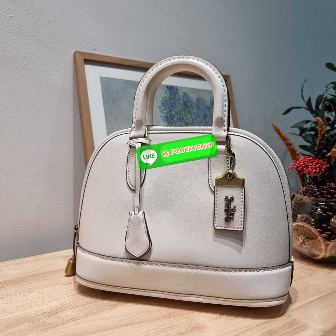 COACH CC411 REVEL BAG ใหม่ล่าสุด พร้อมสวยก่อนใคร กับกระเป๋าทรงโดมรุ่นใหม่ ที่สาวๆอดใจไม่ไหวแน่นอน สวยครบเครื่อง เกินต้านที่สุด รูปทรงคลาสสิค วัสดุหนังแท้เต็มใบ มือจับในตัว เลิศๆกับกุญแจที่ล็อคกันขโมยได้ เปิด-ปิดด้วยซิป ภายในโล่งกว้าง มีสายสะพายครอสบอดี้มา