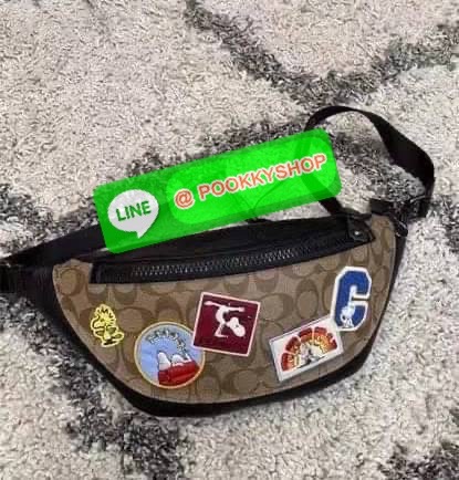 COACH C4028 COACH x PEANUTS WARREN BELT BAG IN SIGNATURE CANVAS WITH VARSITY PATCHES กระเป๋าคาดอกไซส์ใหญ่ คอลเลคชั่นยอดฮิต!! เป็นรุ่นสุดยอดของความคลาสสิค ขนาดสะพายกำลังเท่ คูลๆ ใช้งานง่าย ได้ทั้งหนุ่มๆและสาวๆ วัสดุหนังแคนวาสเคลือบลายสลับหนัง pepble น่าใช้