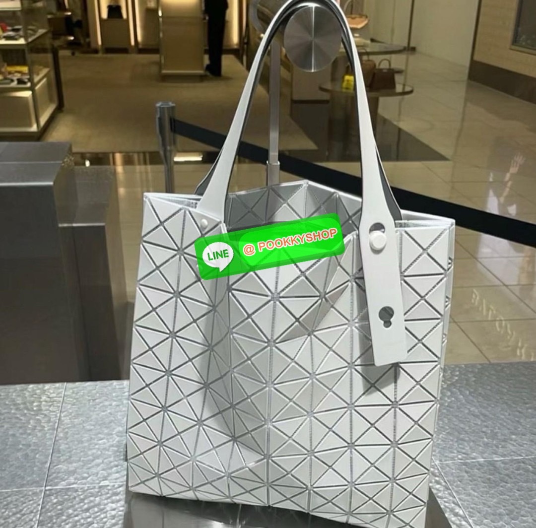 BAO BAO PRISM PLUS Handbag (Large) 🔖กระเป๋าถือจากแบรนด์ BAO BAO ISSEY MIYAKE ดีไซน์คลาสสิกทรงสี่เหลี่ยม มาพร้อมลวดลายสามเหลี่ยมที่มีมิติ 🔖วัสดุ: โพลีเอสเตอร์ ผสมหนัง 🔖 ปากกระเป๋าเปิด ซับในเป็นไนลอน มีช่องกระเป๋าด้านในและหูหิ้วกระเป