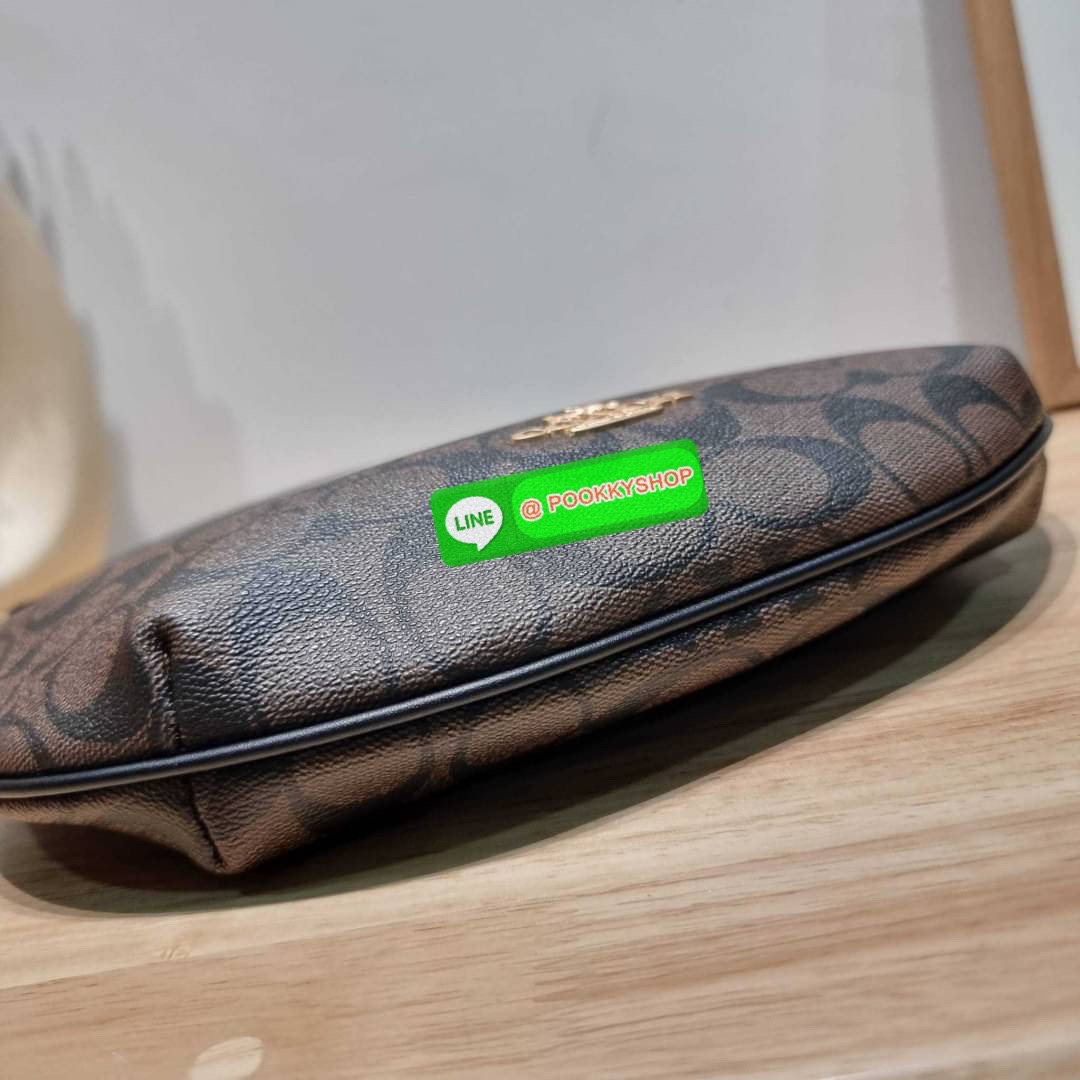 COACH CE620 PAYTON HOBO IN SIGNATURE CANVAS คอลเลคชั่นใหม่ 2023 มาแรงเกินต้าน ด้วยรูปทรงโฮโบสุดคลาสสิค สะดวกใช้ได้ในทุกวัน ขนาดกะทัดรัด แต่จุของได้เต็มที่ วัสดุหนังแคนวาสเคลือบลาย น้ำหนักเบา เปิดใช้งานด้วยซิป สายสะพายในตัวหนังสลับโซ่ ภายในเป็นช่องโล่ง ใส่