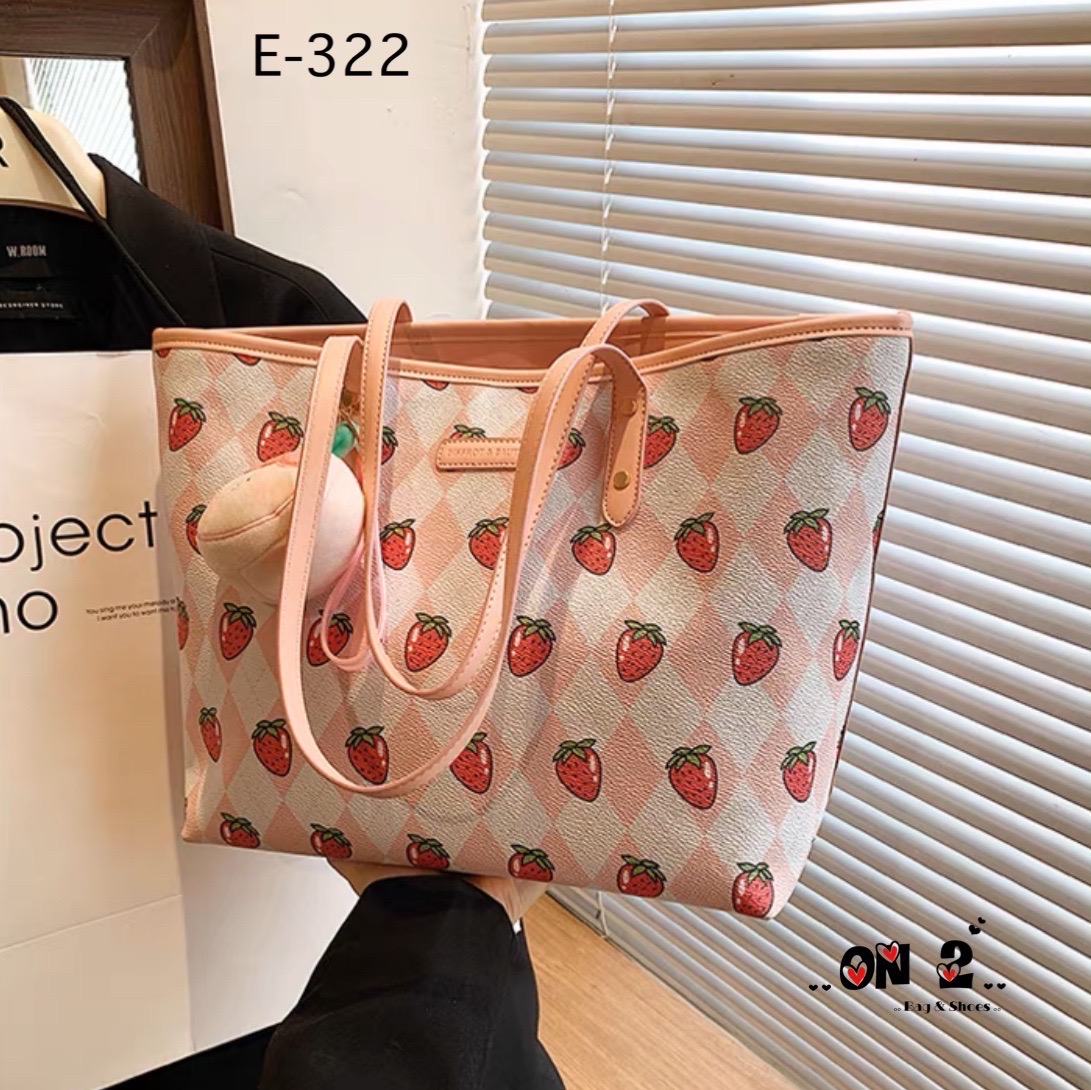 NEW-IN 🤎 Tote bag ทรงนี้จุได้เยอะมากๆค่า ใส่ I Pedได้นะคะ มาใหม่ ลายสตรอเบอรี่ สวยน่ารักมากค่ะ แนะนำสุดๆค้า จุได้เยอะ