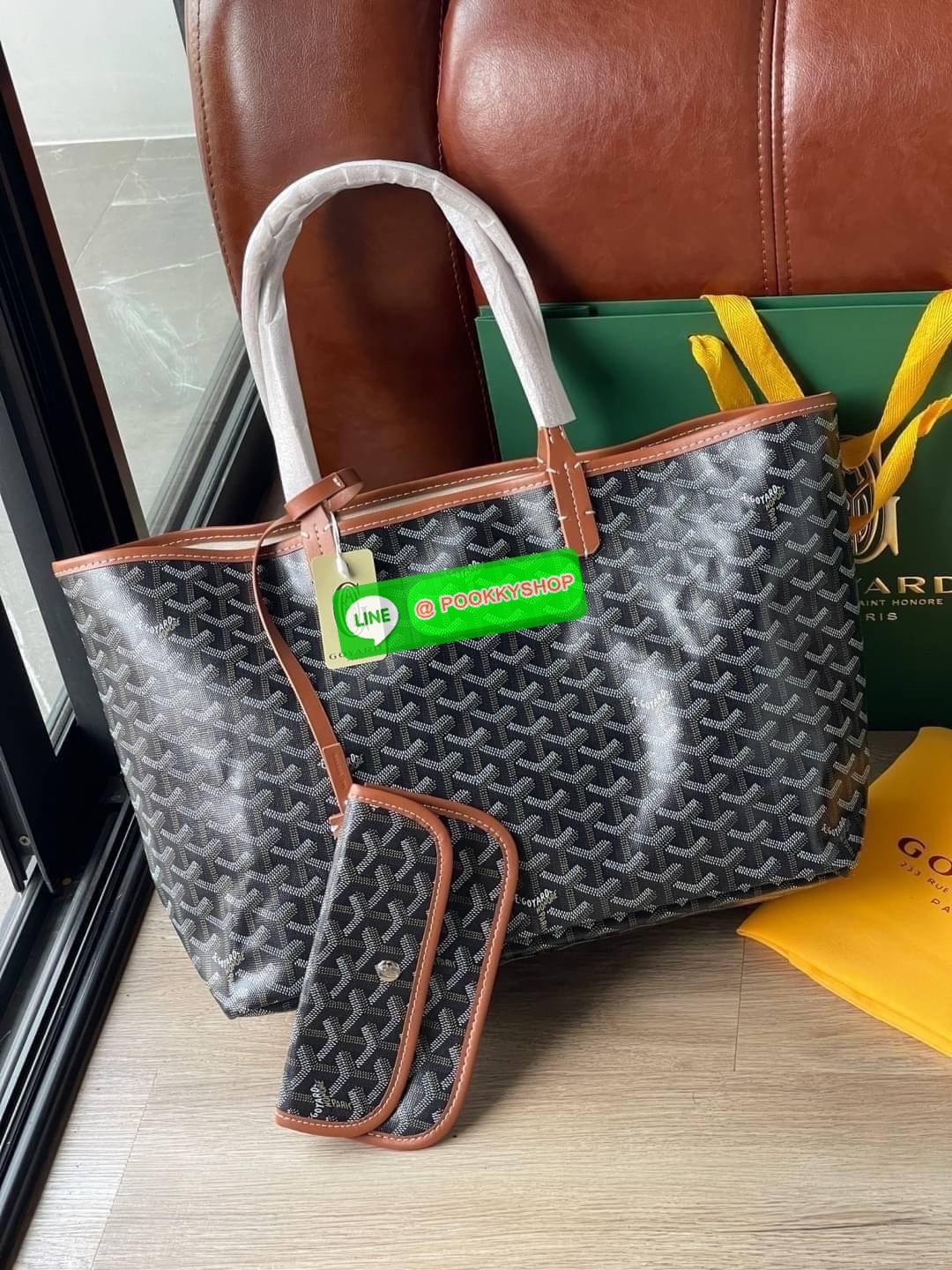 💕 Goyard Saint Louis Pm Bag กระเป๋าสุดคลาสสิกจากแบรนด์เก่าแก่ของฝรั่งเศส ความพิเศษคือแต่ละใบต้องเพนท์ลายโมโนแกรม Chevron ด้วยมือเท่านั้น จึงเป็นเหตุผลที่กระเป๋า Goyard กลายเป็นหนึ่งในกระเป๋าที่คนต้องการ โดยเฉพาะรุ่น St. Louis Tote ที่ว่ากันว่าเป็น